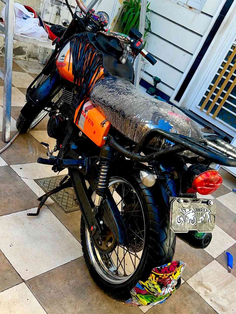 دايوان لاتي 
موديل ٢٢ ماشيه ١٥ الف
محرك 200 اخرس كفاله 
أوراق اصولي جاهزه لترقيم
سعر ١٤٥٠ وبيها مجال قليل
مكاني بابل مركز
***********
