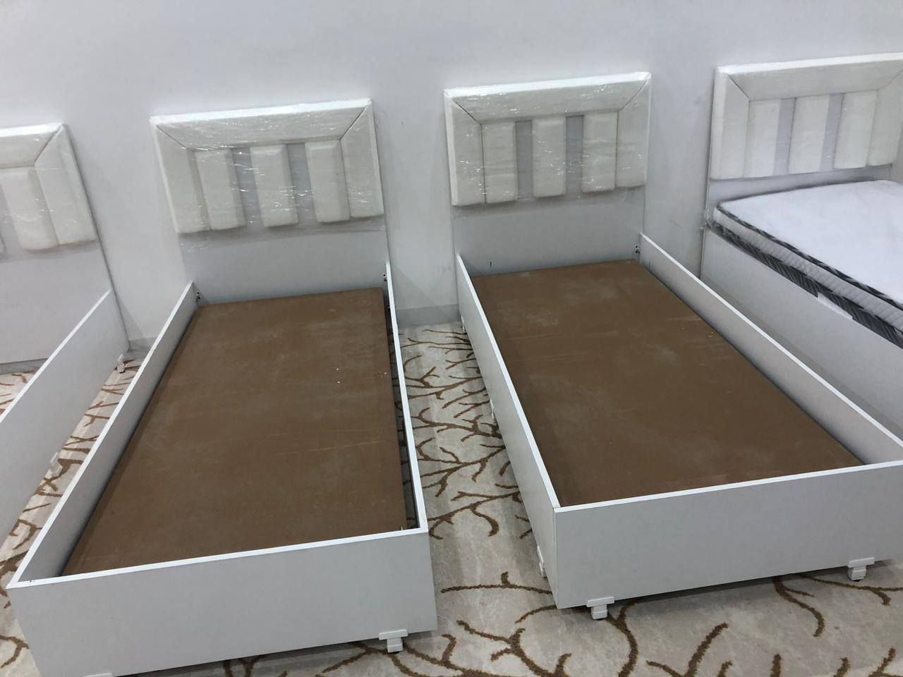 سرير نفر خشب شغل درجه اولى 
القياس ٩٠سم *١٩٠سم 
السعر ١٥٠ الف 
خانقين توله فروش معرض زاهد للاثاث 
الشارع الرئيسي مقابل مسبح مرواري 
*********** خناقين, ديالى
