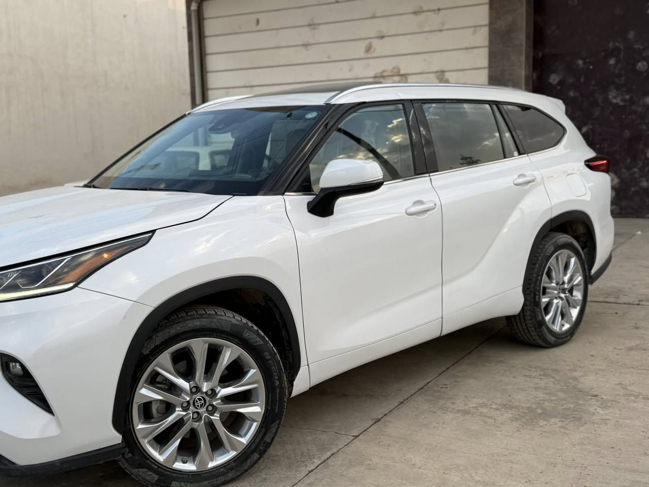 السلام عليكم / تيوتا هايلندر 2022  فول لمتدد مواصفات 6 سلندر. وارد امريكي / مواصفاتها بصمه شاشه كبيره جنطه كهرباء فتحه ابواب بردات كشانه كهرباء ويل عالي داخل بيجي   اعلى فئه بلهايلندر / حادثها بابين من امريكا وراشين الجاملغات توحيد لون بجم كبس ايرباك برده بس طاك  / رقم اربيل  تحويل مباشر / ماشيه 30/ كير مكينه كفاله / السعر 295 بيها مجال بصيط للشراي / ***********
