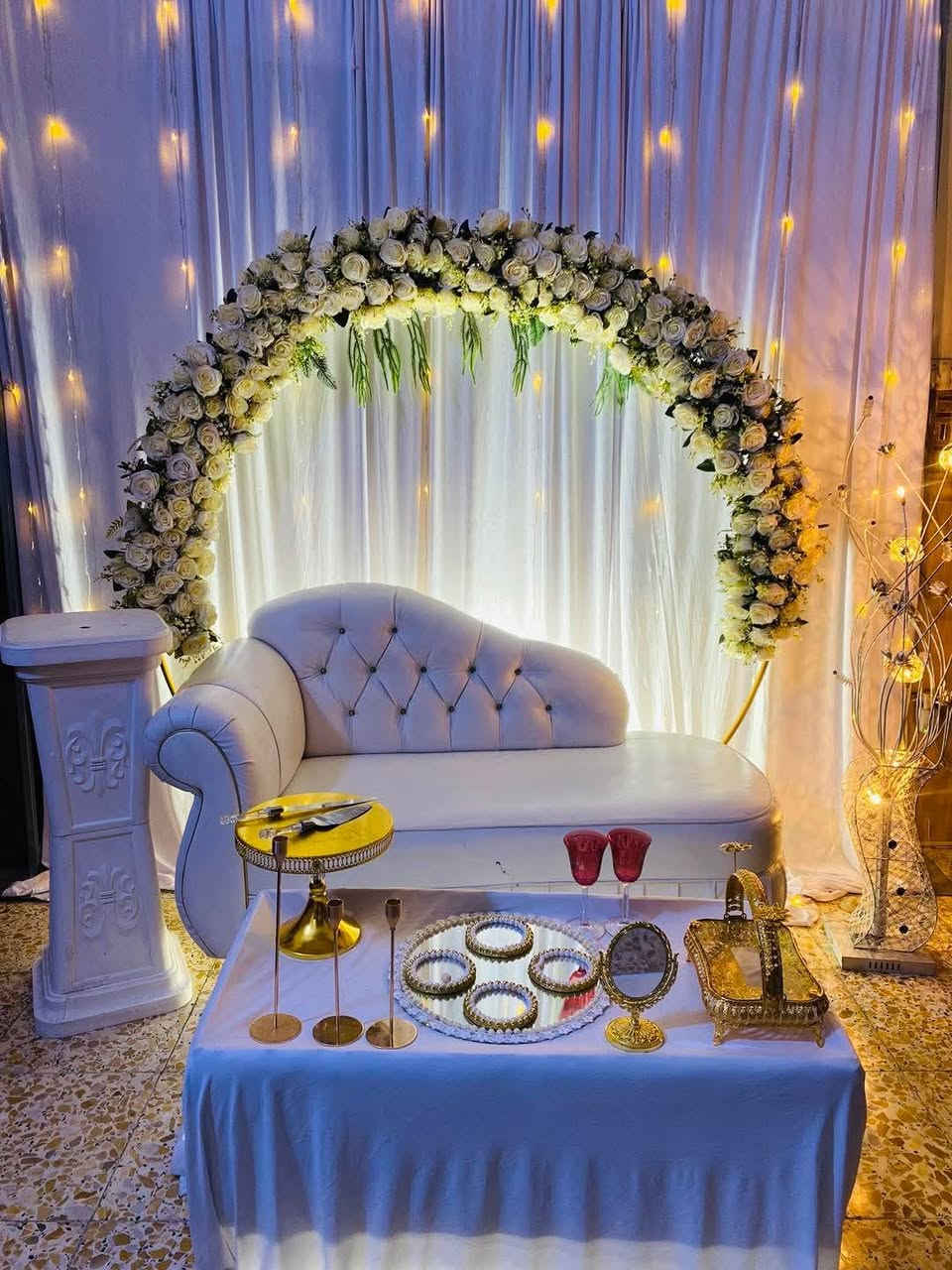 (التميز مع كوشات حسين)🕺💃
&خطوبة 💍 
&حنة  👰🤵
&عرس 🤵‍♂️

*تتكون الكوشة من
*ستائر خلفية بيضاء 🌫
*قوس ورد 🌹 🎈 
*شازلونة كلاسيكية  💺
*طاولة امامية  
* 3 طاولات جانبية 
*تلبسات ذهب عدت اشكال✋🏻🖐
*مرايا 🪞
*قبولات / هل تقبلين ؟ نعم قبلت !⁉️💎
*مغطس🛁
*ستان كيك مع الشوكات و السكين 🍽🎂
*اقداح  للعرسان 🍺🍺
*القران الكريم 📖
*صينية بياضات🍚
*شمعدان🕯
*نشرة ضوئي شلال و انارة 🧬 
( يختلف التزين حسب المناسبه)

للحجز والاستفسار مراسلة  
🤳الصفحة او واتساب(***********)) 📞

 🚚التوصيل بغداد فقط 
    
الفرح الدائم ان شاء الله
