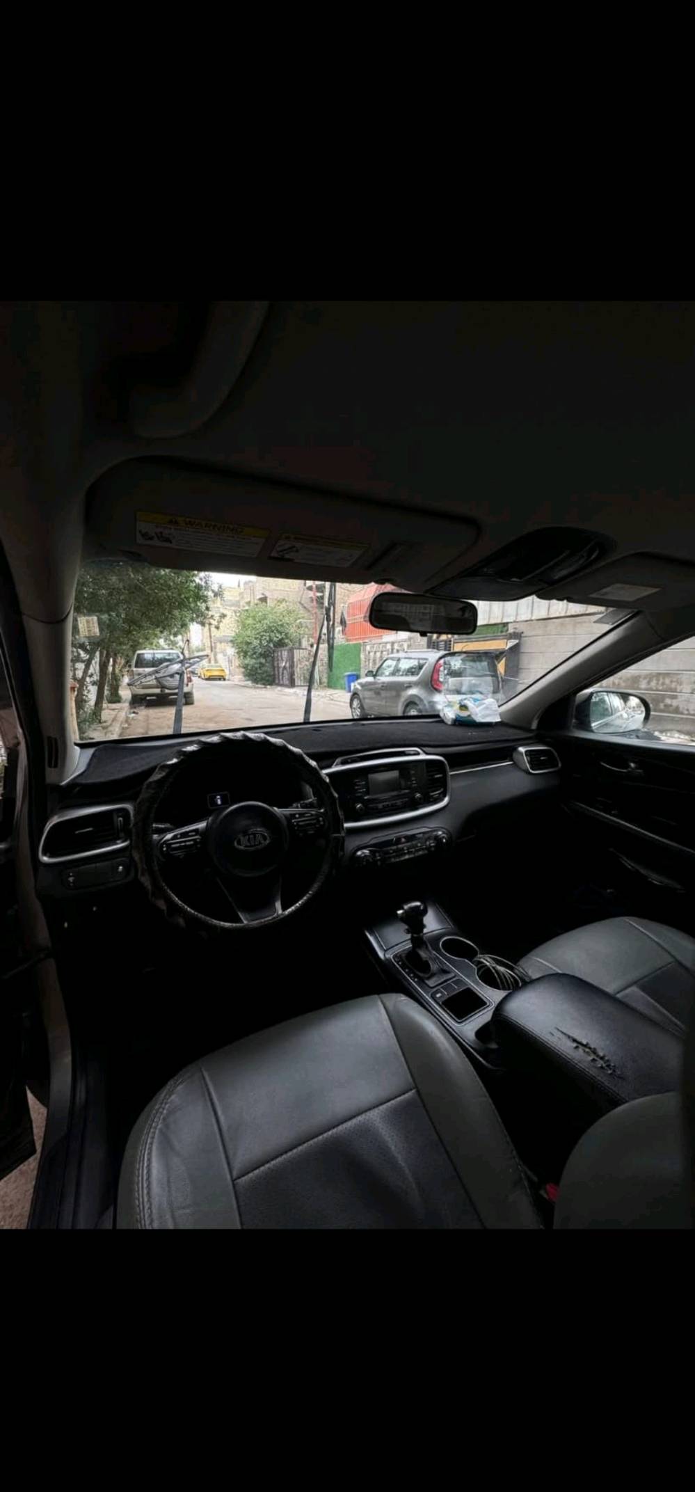 سيارة كيا نظيفة بحالة جيدة جداً. جاهزة للاستخدام اليومي. بنيت بلون رائع ومزودة بمقاعد جلدية مريحة ونظام تحكم حديث. مناسبة للعائلة والرحلات الطويلة، وتوفر راحة أثناء القيادة.