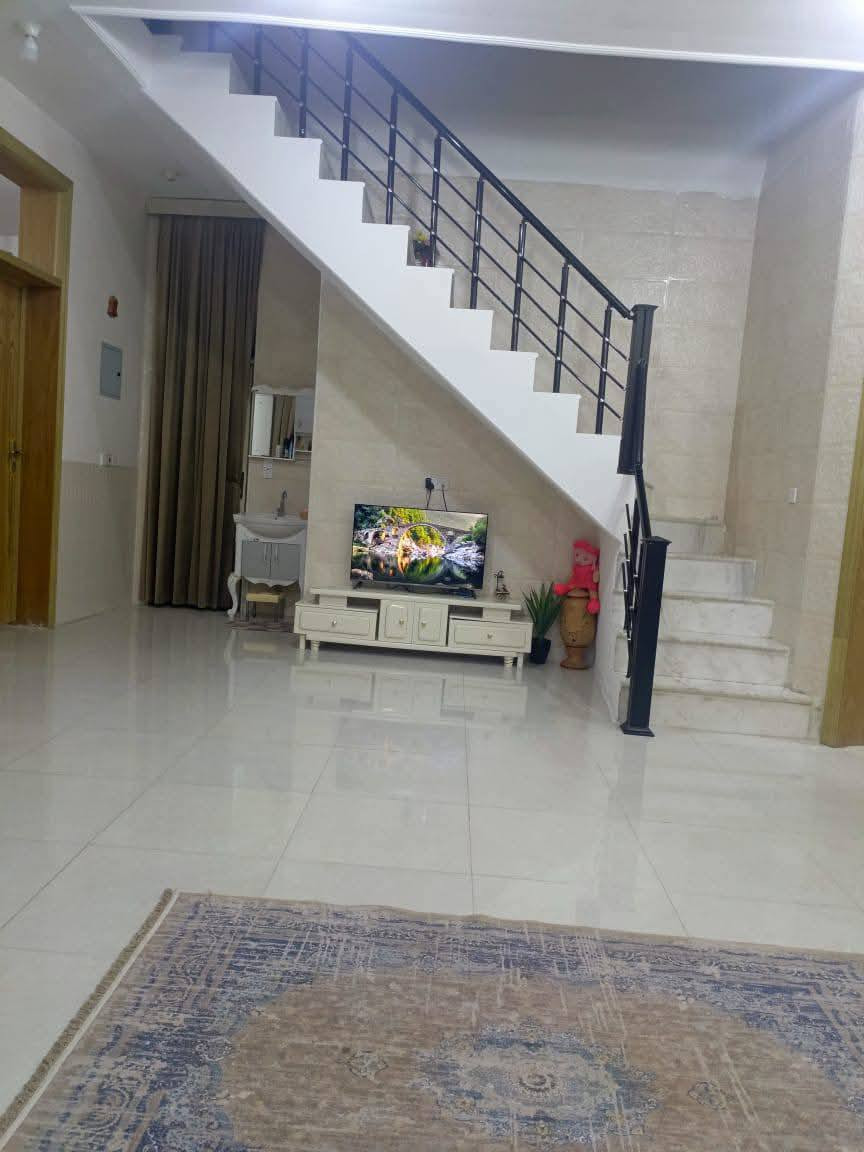 دار_للبيــــــع بناء حديث حله نـــادر الثانيه كراغول شارع زين العابدين سنتر

المساحــــــة   195متر  طابو_زراعي_سند25

مــــــحتويات_الـــــــدار طـــــابق واحد

غــرفتين نـــوم وأستقبال وكليدور ومطبخ ومجمع صحيات داخلي وخارجي وطـــارمــه 

لـــلاســــتـــفـــســـار 
***********
