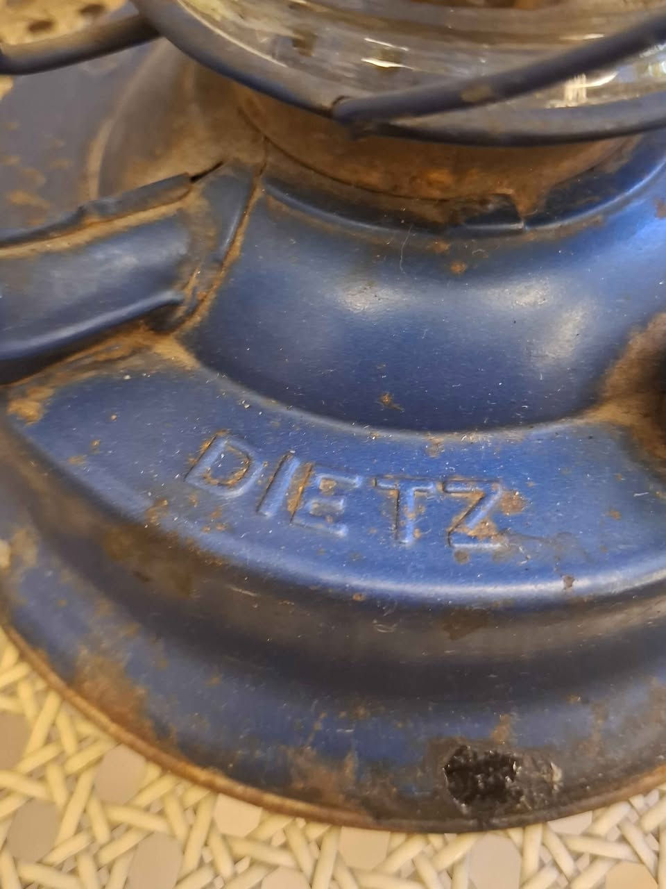 Add a touch of history to your home or collection with this authentic Dietz No. 80 hurricane lantern.
​This piece features a beautiful, weathered blue finish that perfectly captures its vintage charm. Whether you are looking for a unique industrial accent for your living space or a classic addition to your antique lighting collection, this lantern is a fantastic find. زحلة الاراضي, زحلة


**إذا كنت صاحب هذا الإعلان وتريد حذفه لأي سبب، رجاءا أرسل رسالة إلى الدعم الفني**