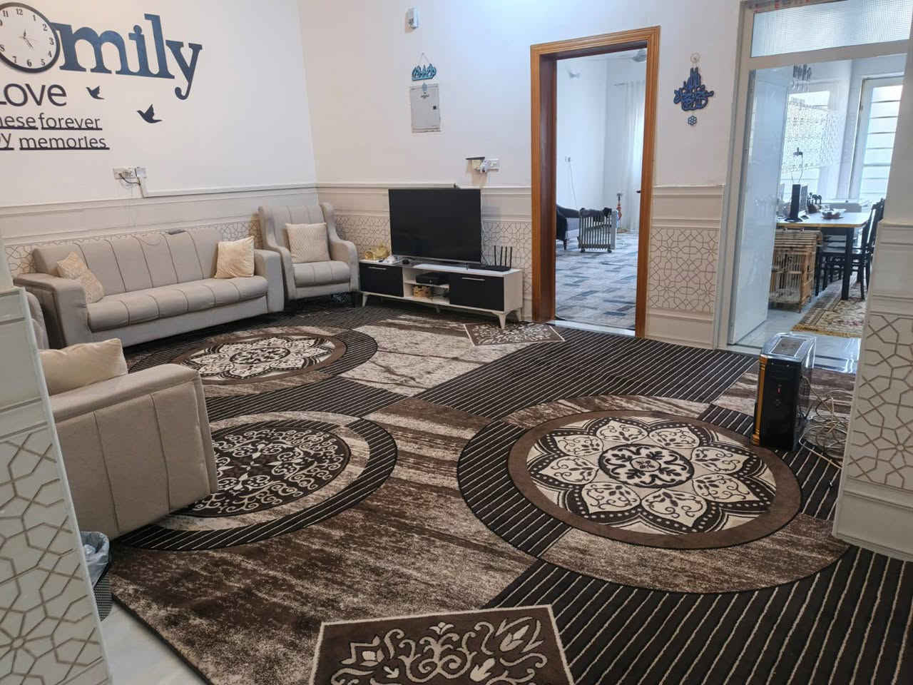 دار سكن طابقين للبيع 
في مجمع الدوح السكني 
مساحة 214 متر شارع 20 وأمامه شارع 15 يعني كدامك ماكو جار بوجهك شارع مثلث..
اربع غرف وصالتين وبراني وصحيات داخلية وخارجية ومطبخ وكراج..
البيت مرتب وتشطيب داخلي شخصي.
مطلوب للدولة 86 مليون تسديد شهريا 460 الف
النقد باليد 77 مليون 
للاستفسار 
***********
***********
