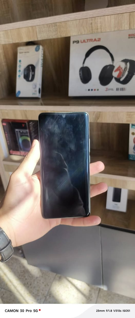 ريلمي 15 برو للبيع الجهاز مثل ما كدامك نضيف مكفول ذاكرة نص تيرا لون يفلش وسعره هم يفلش السعر 450 وياه شاحنه فقط الرقم *********** السعر قفل الجهاز رهيب 
المعالج: Snapdragon 7 Gen 4 بدقة تصنيع 4 نانومتر. �
Realme +1
الشاشة: AMOLED مقاس 6.8 بوصة، دقة 1.5K، ومعدل تحديث 144 هرتز. �
Realme +1
الكاميرات:
خلفية: 50MP رئيسية + 50MP واسعة جدًا.
أمامية: 50MP.
يدعم تصوير 4K بمعدل 60 إطارًا/ثانية بالكاميرا الأمامية والخلفية. �
Realme +1
البطارية: 7000mAh مع شحن سريع 80 واط. �
Realme +1
الذاكرة: حتى 12GB RAM و512GB تخزين (حسب النسخة). �
Realme +1
مقاومة الماء والغبار: IP68/IP69. �
GadgetMatch
