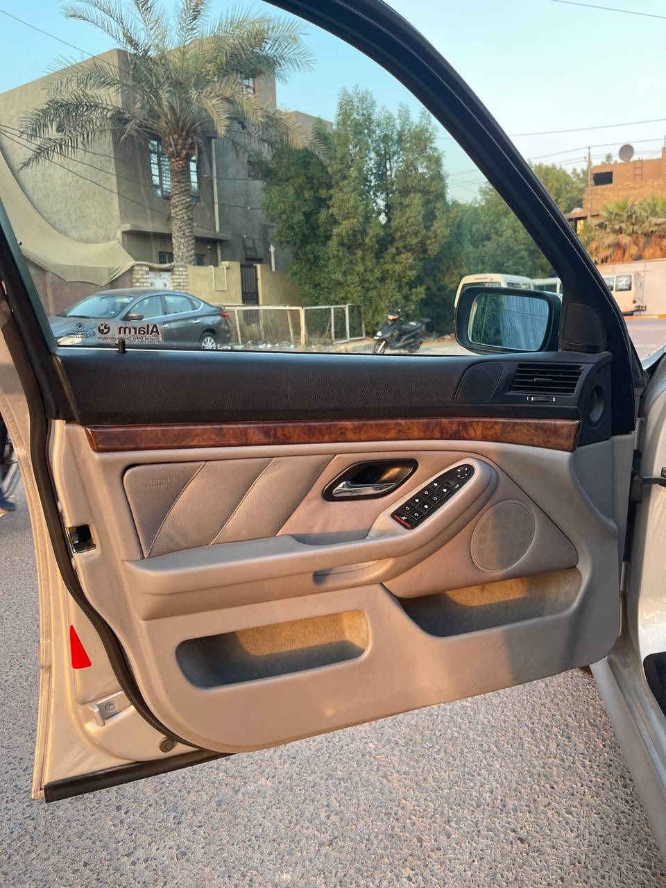 اعيد النشر بسبب الوعود الكاذبه
بي إم صقر موديل 2002(530)بيع او مراوس حسب القناعه
رقم دهوك
السيارة باسمي وتحويل مباشر
الحالة:
السيارة كاملة وما بيها أي نقص
مواصفات الصقر معروفة
محرك ياباني مرغوب
السيارة كلها بلادية
ما مبدل بيها أي شيء
الفحص على العين
استخدام قليل جداً (استخدام طالب جامعة ذهاب وإياب فقط)

المكان: الدورة – شارع ستين
أرقام الاتصال:
***********
***********
