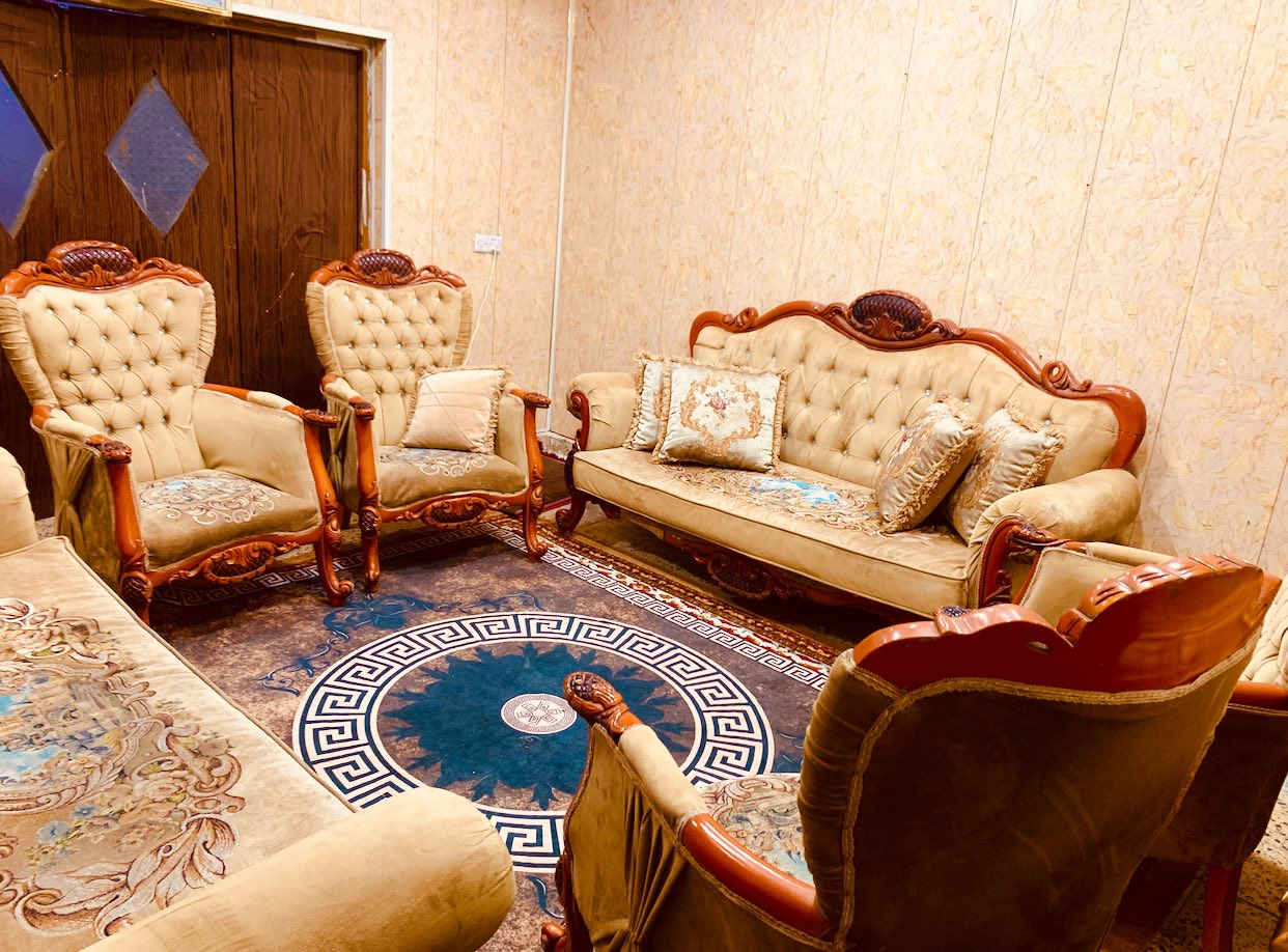 تخم زان تركي ملكي 10 مقاعد 
خشب جدا ثقيل 
نظيف جدا 
مكانه الحريه للتواصل 
***********
