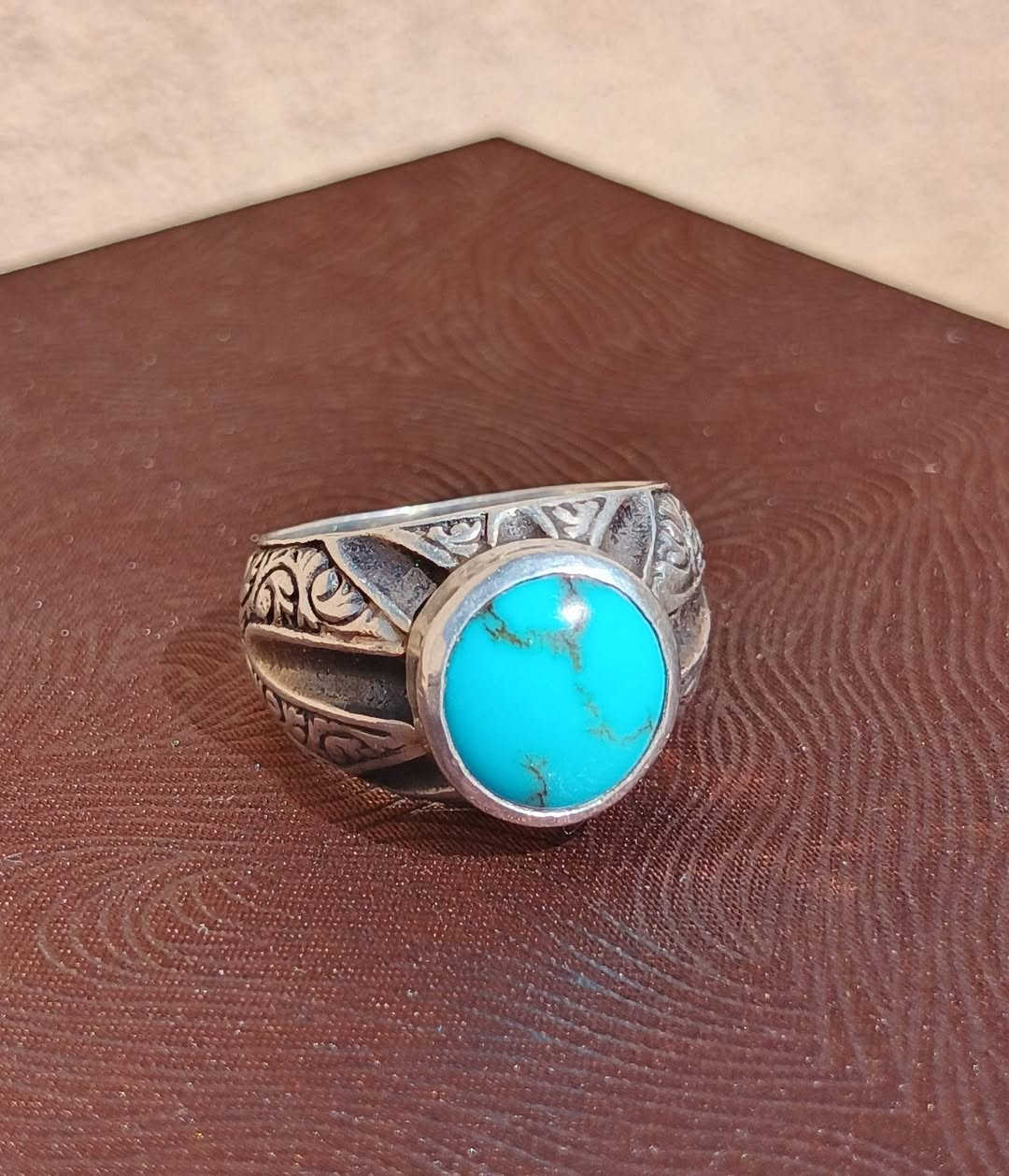 فيروز سينائي طبيعي
صياغة يدويه ثقيله 
قياس الخاتم ٢٠ ملم


**إذا كنت صاحب هذا الإعلان وتريد حذفه لأي سبب، رجاءا أرسل رسالة إلى الدعم الفني**