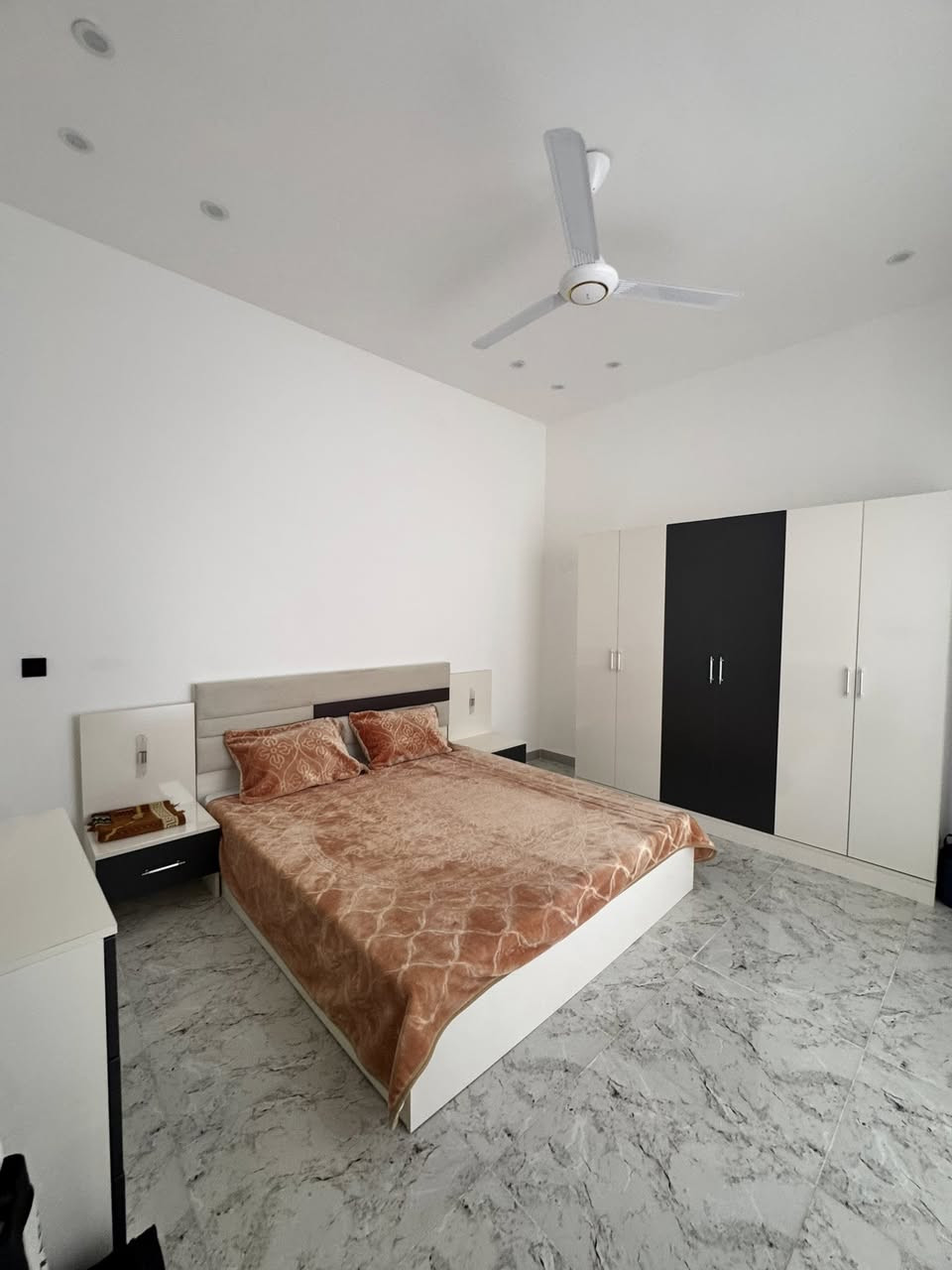 شاليه هلا وغلا 🏀🎢🎆
■غرفتين نوم وصالة ومطبخ وصحيات 
■مسبح للكبار 
■مسبح للصغار 
■العاب للصغار وللكبار 
■حديقة كبيرة  
■ادواة للشواء ومكان شوي كامل 
■جلسات خارجية 
■كراج داخلي 
■كهرباء ع مدار 24 ساعة 
■انترنت مجاني مفتوح 

■يرجى الالتزام بالشروط :
●ممنوع التأجير المختلط للشباب والبنات 
●ممنوع ادخال الخمور ومكبرات صوت الموسيقى 
●اذا كانت عائلة سيتم التأكد من رقم الهوية العائلي 
●غير مسؤولين عن اي حادث عرضي او غرق  
●يرجى المحافظة على نظافة المكان والممتلكات
● في حال عدم الالتزام بالشروط اعلى سيلغى الحجز ولا يسترجع المبلغ المدفوع.
 
الشفت الصباحي 8 صباحاً إلى 6 مساءاً السعر 150 الف 
الشفت المسائي من 8 مساءاً إلى 6 صباحاً 
السعر 150 الف 
اليوم الكامل من 8 صباحاً إلى اليوم الثاني 6 صباحاً
السعر 300 الف 
ايام الخميس والجمعه 
سيكون سعر الشفت 200 الف 
للاتصال *********** 
العنوان بغداد الراشدية قرب الجزيرة السياحية
