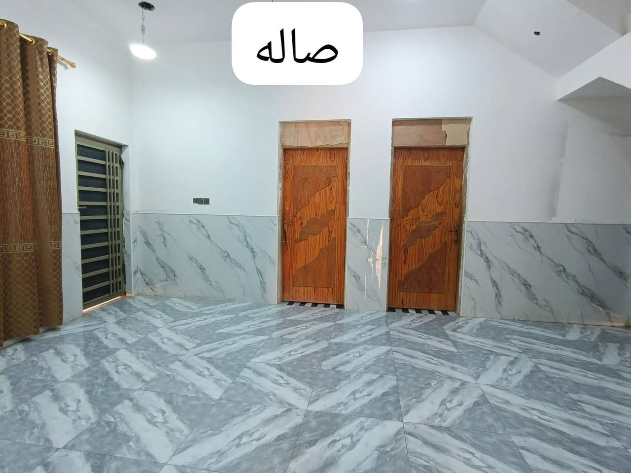 السلام عليكم بيت للبيع 200م بحي السبل النزله الثانية يبعد عن المدرسة رابع بيت 
متكون من غرفتين+استقبال+صاله +مطبخ +صحيات داخليه وخارجية 
 ماء كهرباء بل باب 
السعر 80وبي مجال     هاتف ***********
