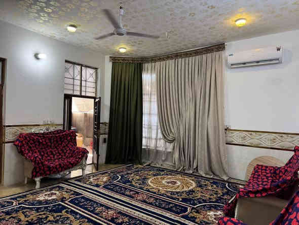 السلام عليكم بيت للبيع طويريج جمعيه قرب مدرسه المستقبل المساحه 150 واقع حال 160 يتكون من استقبال/صاله/غرفه نوم/مطبخ/مجمع صحيات السعر 70وبيه مجال *********** كربلاء
