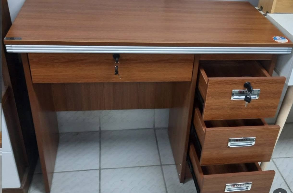 ، ميز مكتب وكرسي متحرك للبيع مكانه بغداد حي العامل سعرهن اثنينهن 160 اتصل على هذا الرقم ***********
