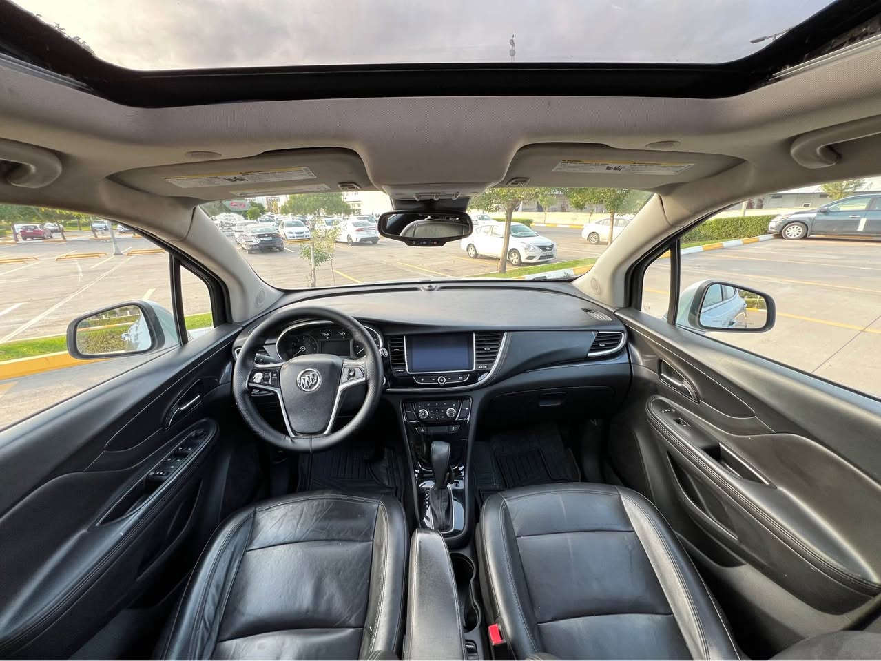 السلام عليكم 
السعر فقط 86📍ورقه فقط ومجال
للبيع فقط بدون مراوس بيوك امريكي موديل 2018 محرك 4 سلندر توربو السياره 5 راكب وفول فول مواصفات 1/1 السياره گير محرك تبريد شرط طخم تايرات جدد تحويل وغرامات شرط السياره ماشيه 120 الف كيلو وبيها قطعتين ونص صبغ  بدون دواخل شواصي وايرباكات مكفوله والسونار موجود جديد سياره جاهزه وحلوه دينار مصرف مابيها السعر فقط 86 ورقه ومجال وعليها 300$ دولار غرامه ينزل من السعر مكان السياره اربيل للتواصل الاتصال
***********- بي واتساب
***********- بي واتساب
*********** أربيل, العراق
