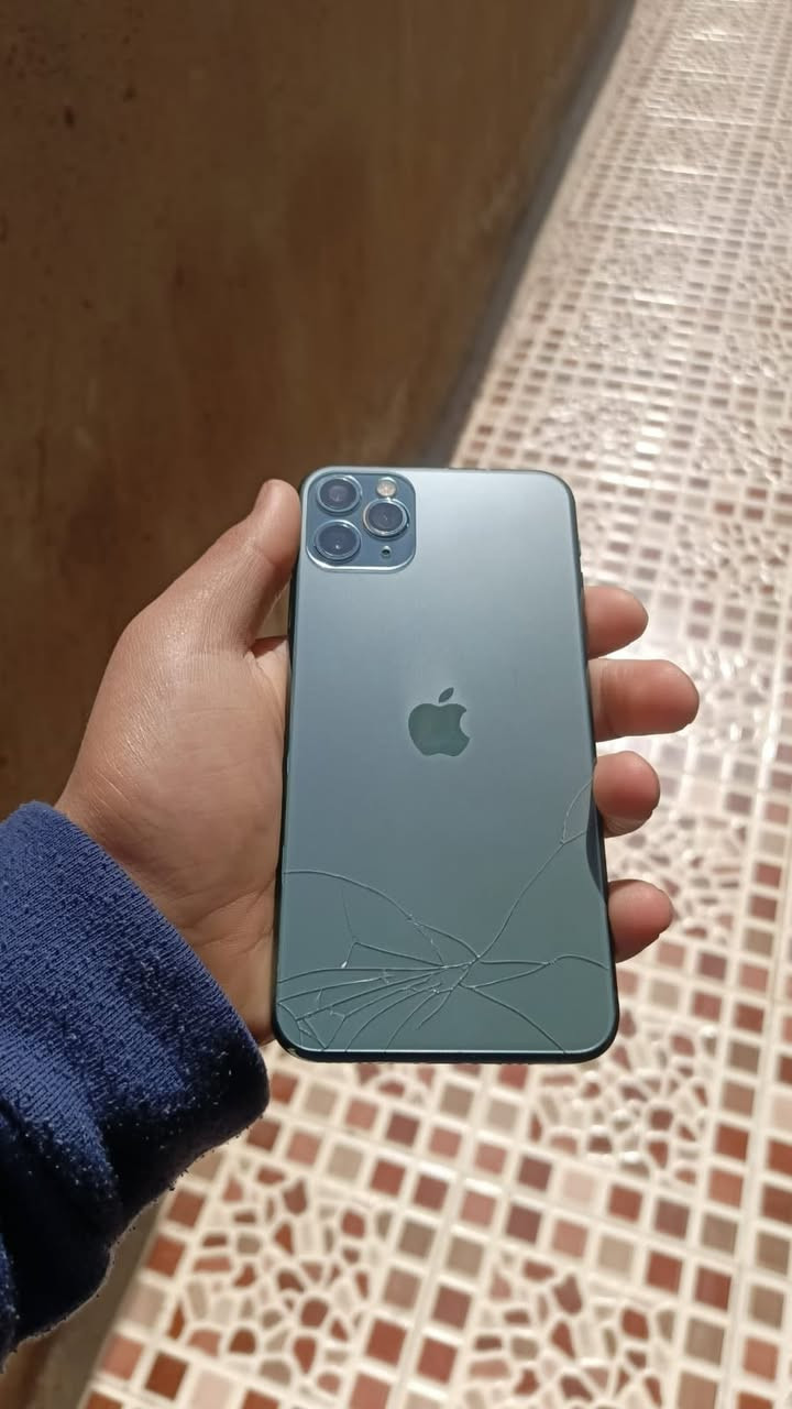 السلام عليكم ايفون iPhone 11 Pro Maxالجهاز مبدل شاشه الباقي مكفول مراوس ايفون ١٣عادي ونطي فرق حتلو مبدل شي متواجد خاص قمي ***********

