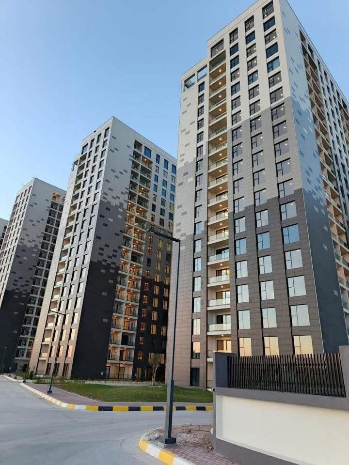 السلام عليكم ورحمة الله 
شقة للبيع في مجمع مارينا السكني
المساحة 180
3 غرف نوم 
استلام جديد
 طابق 8
اطلالة على الشارع والبناية المجاورة
بنايات ال B
سعر 360 مليون
🛑نستقبل عروضكم للبيع والايجار على الرقم واتس اب 
***********.
