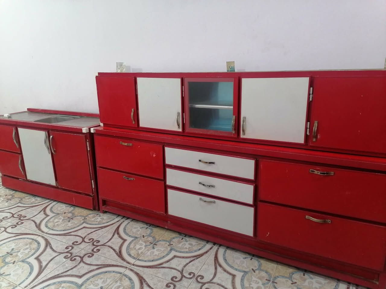 كاونتر مع سنك 3 قطع كامل تزكام درجة اولى نضيف كلش ما بي اي ضرر قياس الكاونتر (مترتين ونص) والسنك (متر ونص) الاتصال بلرقم واتساب موجود 
***********
