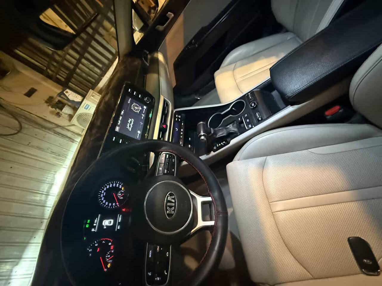 السلام عليك كي فايف لبيع موديل 2021 خليجي السياره مكفوله من الصبخ والبارد السياره جديده فول مواصفات  فتحه سقف  تدفئه كشنات كشن جلد كش كهربائي كامره خلفيه قطعتين تبريد هاندبريك كهربائي اوتو هولد محرك الفين وخمسميه لاستفسار ***********
