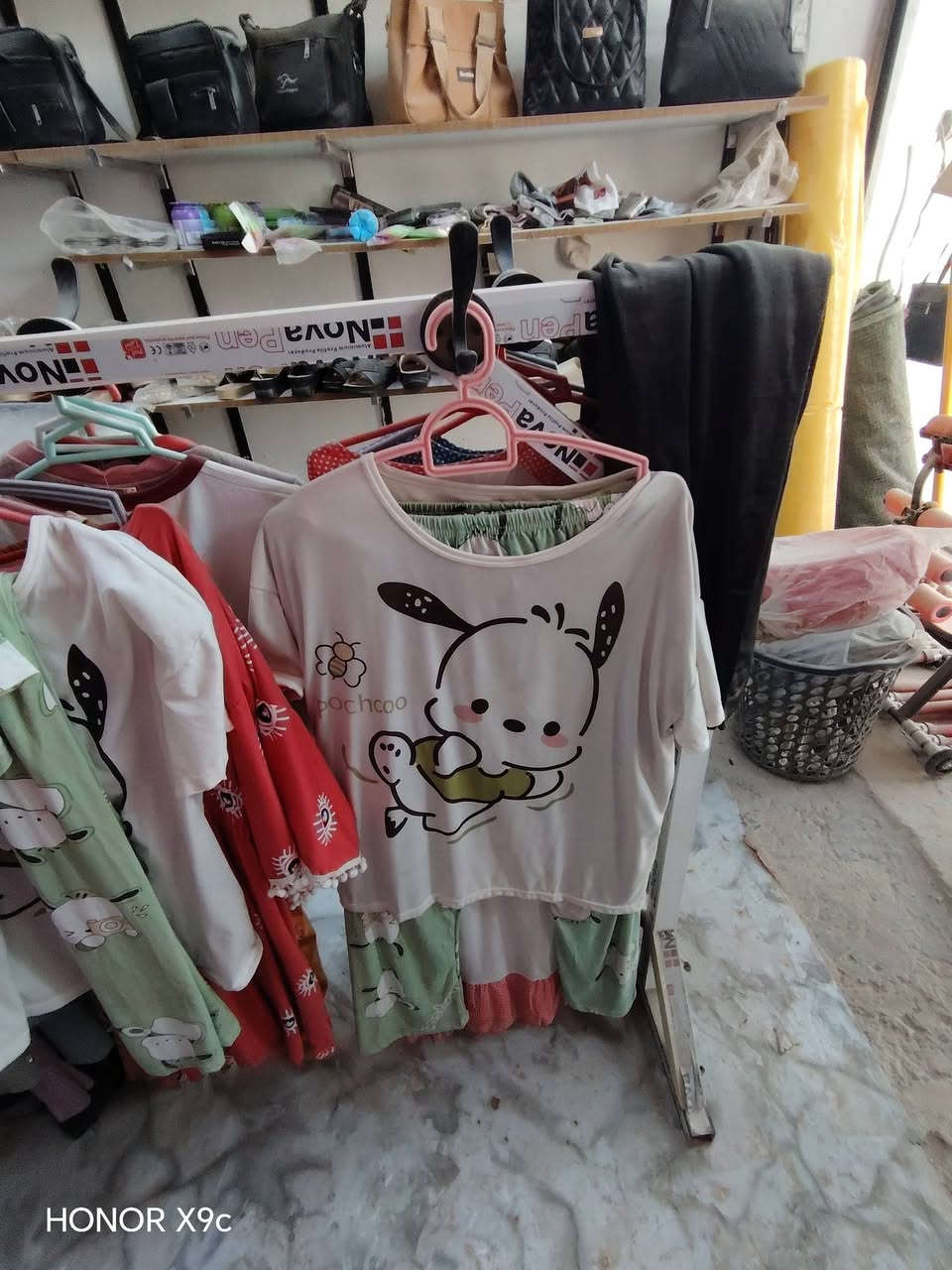 سلام عليكم محل للبيع منزليه وملابس نسائيه بشارع المعمل مقابيل معمل باته مجاور مخبز 30  ليريده ياخذه المحل والبضاعه او بس البضاعه مخير
الستفسار ***********
