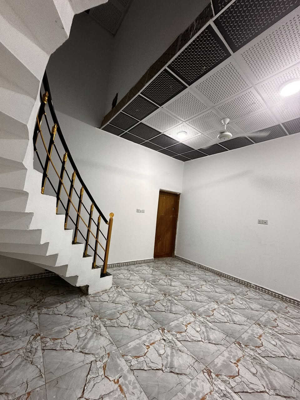 سلام عليكم دار سكن البيع 
ابو الخصيب كوت الحمداني غرب المحكمه 
مكون من غرفتين وصاله ومطبخ وحمام داخلي وخارجي وديوان وكراج واسع 
بناء 🔨 حديث 
وقف اصولي مسجل وكبل يتوحل بسمك 
المساحه 220متر
السعر 53 
استفسار 
***********
