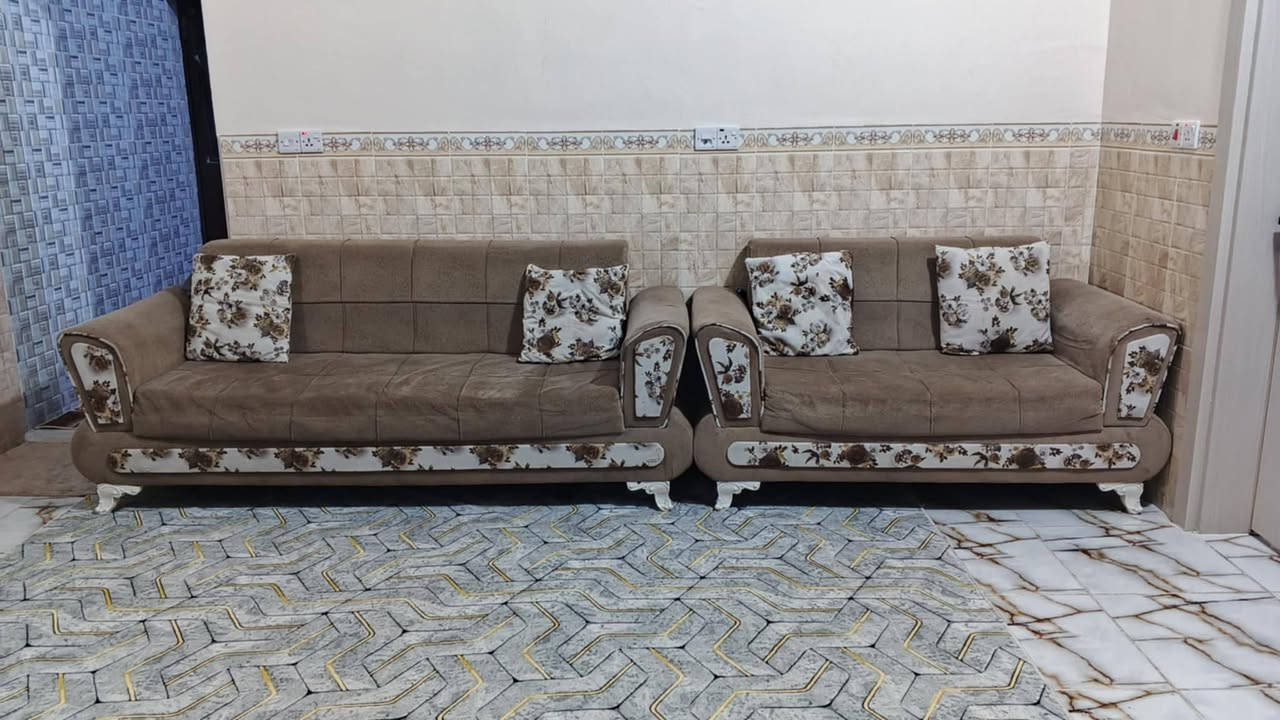 شلونكم بنات..
عندي #تخم١٠ نفر مع الكوشات
ب١٠٠  الف
و #ميزطعام  مع ٢ كرسي عاج   نظافه فول
 ب 50   الف
***********
