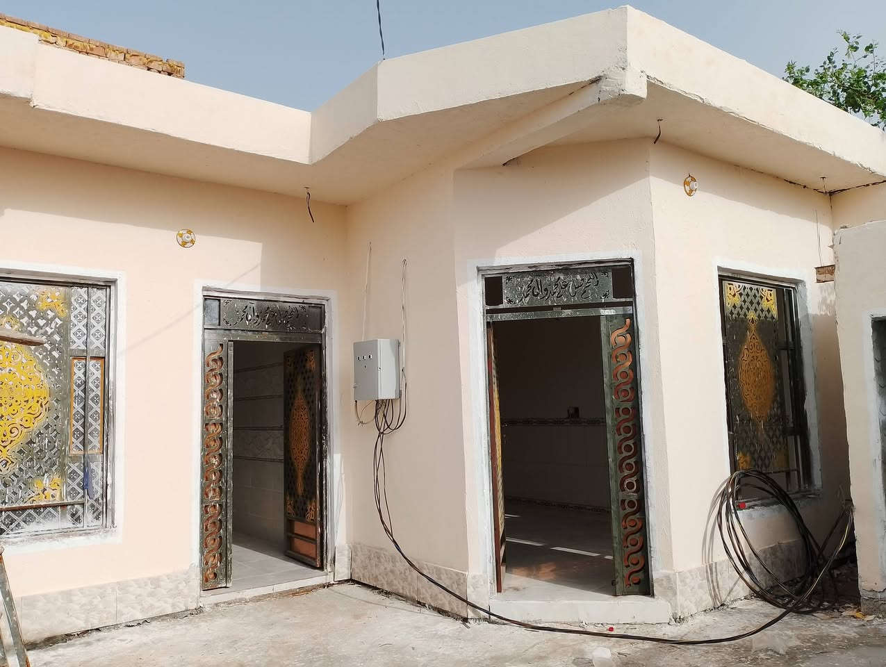 سلام عليكم بيت للبيع المساحه160البيت مامسكون بناء جديد يتكون من قرفتين صاله مطبخ ديوانيه عكاده جاهز من كلشي ماء كهرباء العنوان حي العدس شارع الصوره السعر علخاص او الرقم ***********
