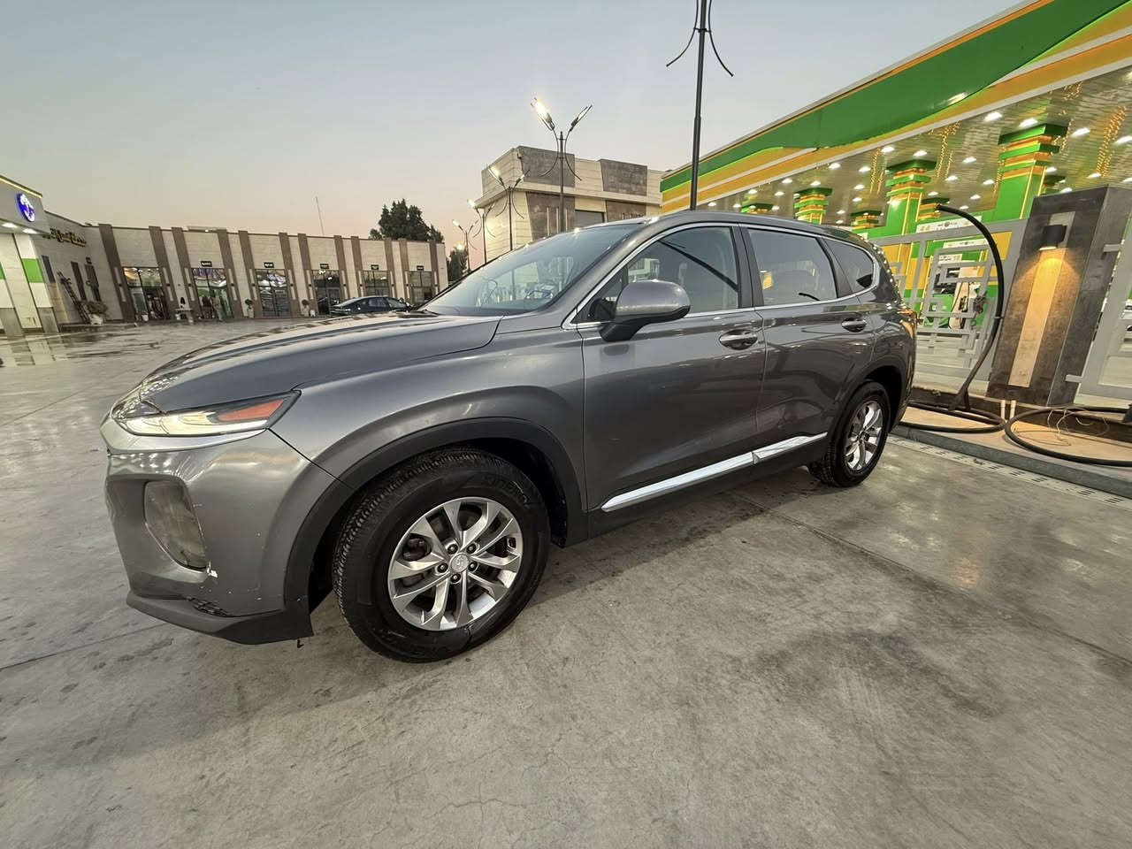 السلام عليكم  سنتافي موديل 2019 ماشية 70 الف ميل بدون ايرباكات ضربة خفيفة جداً وبيهة شخط بالجانب هنا نشخطت بالعراق بالباب العكس السايق و الخلفي 

مواصفات 
محرك 2400GDI

رادارات 360 درجة 

اوتو هولد
اوتو ستوب 
تحديد مسار
قيادة ذاتية 
هاند بريك بصمة 
السيارة رقم بغداد 
موقعي بشارع فلسطين 

السعر 175 ورقة 
***********
