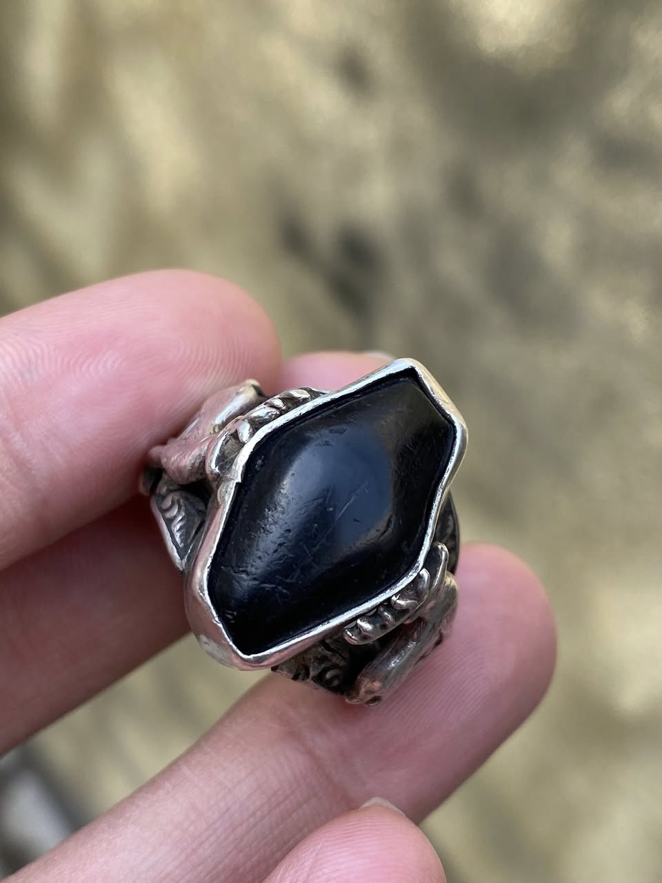 � للبيع — حجر السلوى النادر

قطعة مميزة ونادرة جدًا من حجر السلوى القديم
🔹 حجم ضخم وصياغة متقنة بتفاصيل فاخرة
🔹 مناسب لهواة النوادر والمقتنيات الثمينة

📍 الموقع: بغداد
🚚 توصيل متوفر إلى جميع محافظات العراق

للاستفسار والتفاصيل الخاصة يرجى التواصل خاص


**إذا كنت صاحب هذا الإعلان وتريد حذفه لأي سبب، رجاءا أرسل رسالة إلى الدعم الفني**