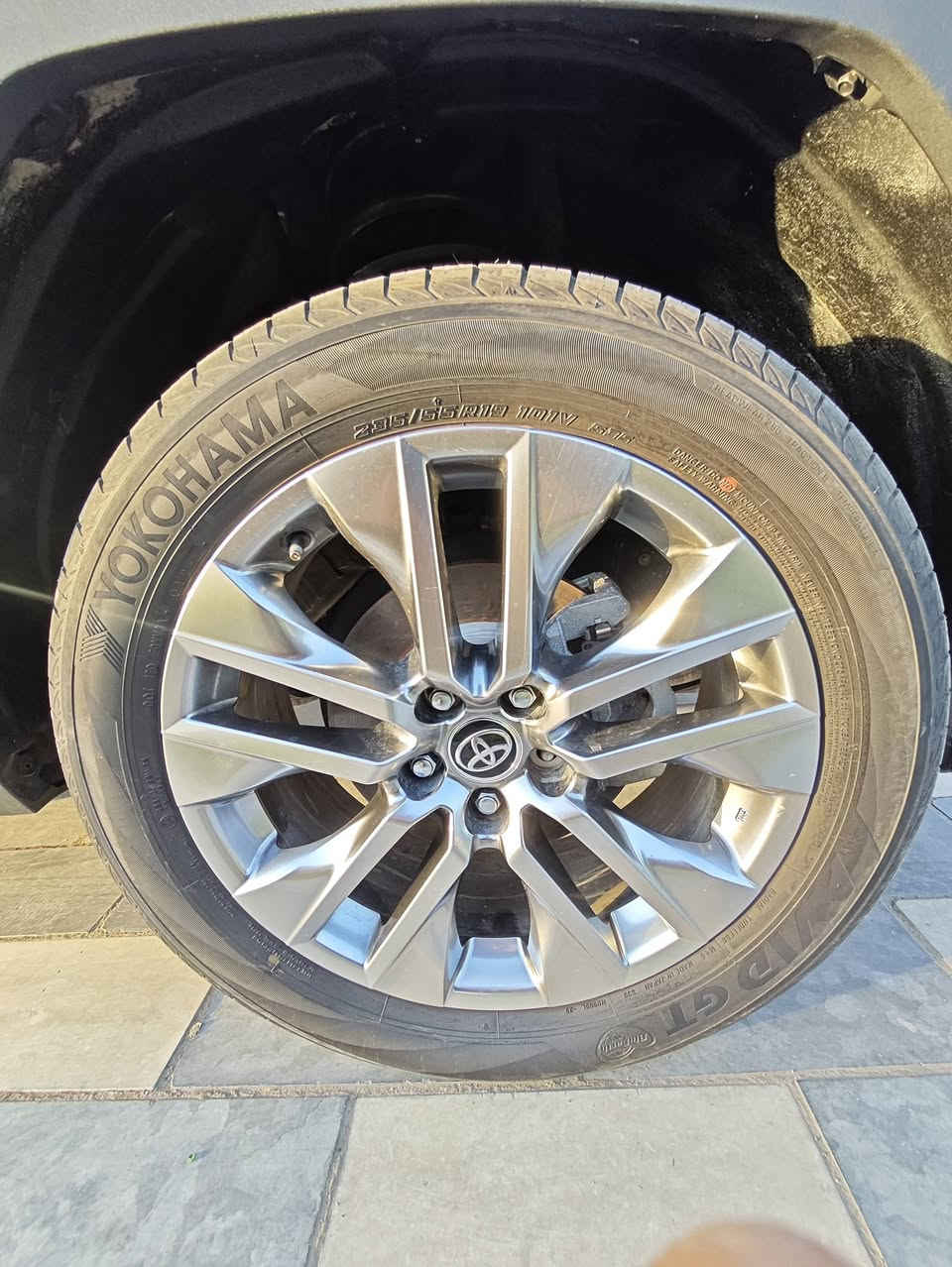 2025 Toyota RAV4 XLE Premium | للبيـع

💎 لون سلفر ملكي يخبل 💎
📍 ممشى: 1,700 Mile فقط 🔥 (ممشى الوكالة)
📍 الدفع: FWD
📍 المحرك: 2.5L اقتصادي وقوي جداً
📍 ناقل الحركة: أوتوماتيك 8 سرعات

━━━━━━━━━━━━━━━━━━

🌟 المواصفات والتجهيزات:

✅ فتحة سقف كهربائية ☀️
✅ كشنات جلد SofTex الفاخرة 🤎
✅ تشغيل بصمة (Smart Key)
✅ دخول ذكي بدون مفتاح
✅ تشغيل عن بُعد (Remote Start)
✅ شاشة لمس كبيرة
✅ يدعم Apple CarPlay & Android Auto 📱
✅ نظام صوتي JBL Premium 🔊🎶
✅ كاميرا خلفية HD 📸
✅ حساسات أمامية وخلفية
✅ رادار أمامي
✅ مثبت سرعة راداري (Adaptive Cruise Control)
✅ المحافظة على المسار (Lane Assist)
✅ تنبيه الخروج عن المسار
✅ مراقبة النقطة العمياء (Blind Spot)
✅ تنبيه حركة المرور الخلفية
✅ فرملة طوارئ أوتوماتيكية
✅ إضاءة LED أمامية وخلفية 💡
✅ إضاءة نهارية LED
✅ جنوط ألمنيوم رياضية 19 إنج ✨
✅ باب خلفي كهربائي
✅ مكيف أوتوماتيك ثنائي المناطق ❄️
✅ شاحن لاسلكي للموبايل 📲
✅ منافذ USB متعددة
✅ مرايا كهربائية مع تدفئة
✅ عجلة قيادة متعددة الوظائف
✅ وسائد هوائية وأنظمة أمان متكاملة 🛡️

━━━━━━━━━━━━━━━━━━

⭐ ليش هاي السيارة؟

🔥 ممشاها فقط 1700 Mile يعني بحالة الوكالة.
🔥 لون السلفر من أكثر الألوان المطلوبة ويحافظ على سعره.
🔥 صرفية بنزين ممتازة واعتمادية تويوتا المعروفة.
🔥 سيارة عائلية مريحة وثبات عالي بالسفر.
🔥 جاهزة للاستخدام وما تحتاج أي فلس مصروف.

━━━━━━━━━━━━━━━━━━

📌 إذا تريد سيارة نظيفة، ممشاها قليل، شكلها راقي ومواصفاتها كاملة، فهاي فرصتك.

💰 السعر مناسب للمشتري الجاد، والتفاوض بعد المعاينة فقط.

📩 للاستفسار والمراسلة يرجى التواصل على الرقم واتساب إدناه :
*********** - ابو جعفر 
مكان السياره : بغداد / البلديات والرزق على الله 🤝🌹 ..
