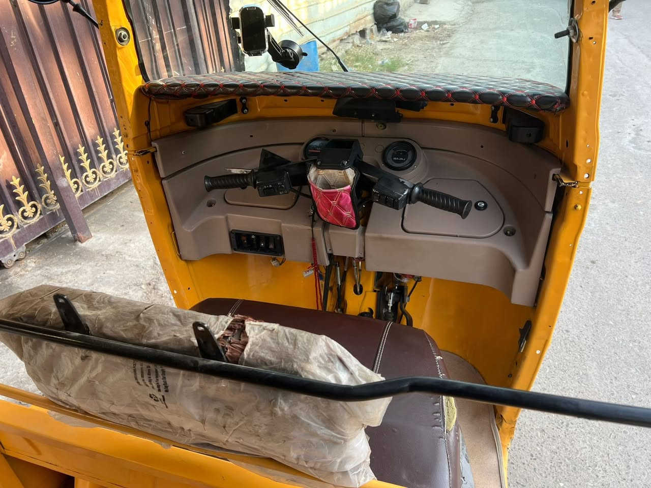 سلام عليكم 
تيكتك موديل ١٩عله ٢٠ شهر ١٢ 
خير من الله مال شغل 
مصبوغه جماليه 
سعره5و ٨٠٠
***********
عنوان بغداد الدوره
