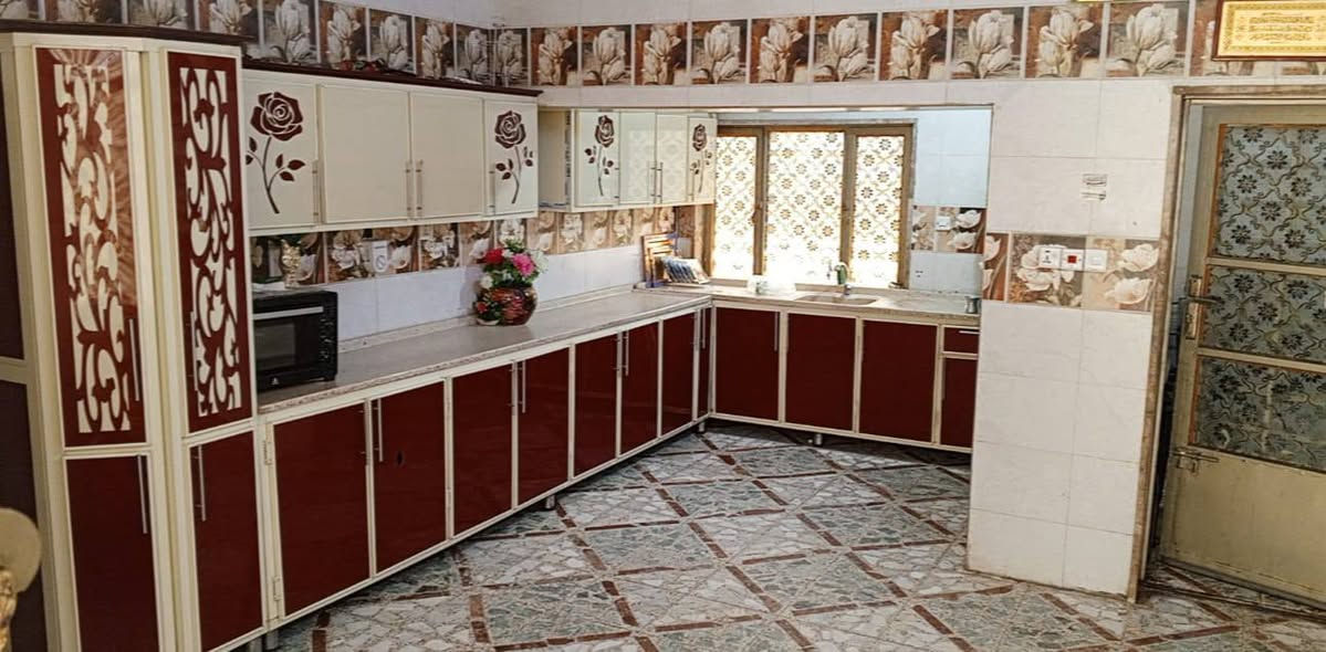 دار للبيع
دار ملك صرف المساحة الكلية 214 م يتكون من كراج كبير واستقبال كبيرة وغرفة نوم وحمام وصالة و مطبخ والطابق الثاني غرفتي نوم وصالة وحمام وعلى سطح المنزل كرفان سندويج كبير مستخدميه كمخزن .. الحديقة مفروزة ومباعة .. يقع الدار في بداية شارع الاصفر ثاني فرع من الشارع العام .. السعر المطلوب 230 مليون.. للاستفسار اكثر الاتصال على
 *********** أبو علي
