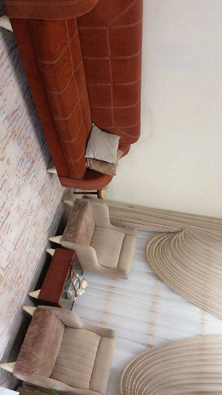 تخم 5 مقاعد مع طبله وسطيه               ميز طعام مع 4 كراسي نظيفات جداً
الاستفسار خاص عنوان داخل بسمايه 
*********** واتس
