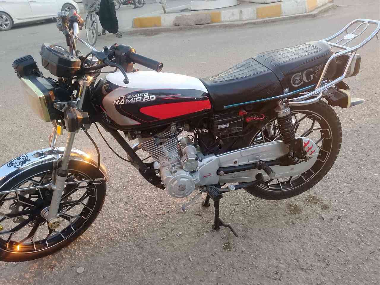 السلام عليكم دراجه للبيع مكينه كفالة نقص باتري وصفاحيه اليسار دراجه خير من الله المكان المقداديه السعر ٦٥٠ وبي مجال الرقم *********** موديل ٢٤
