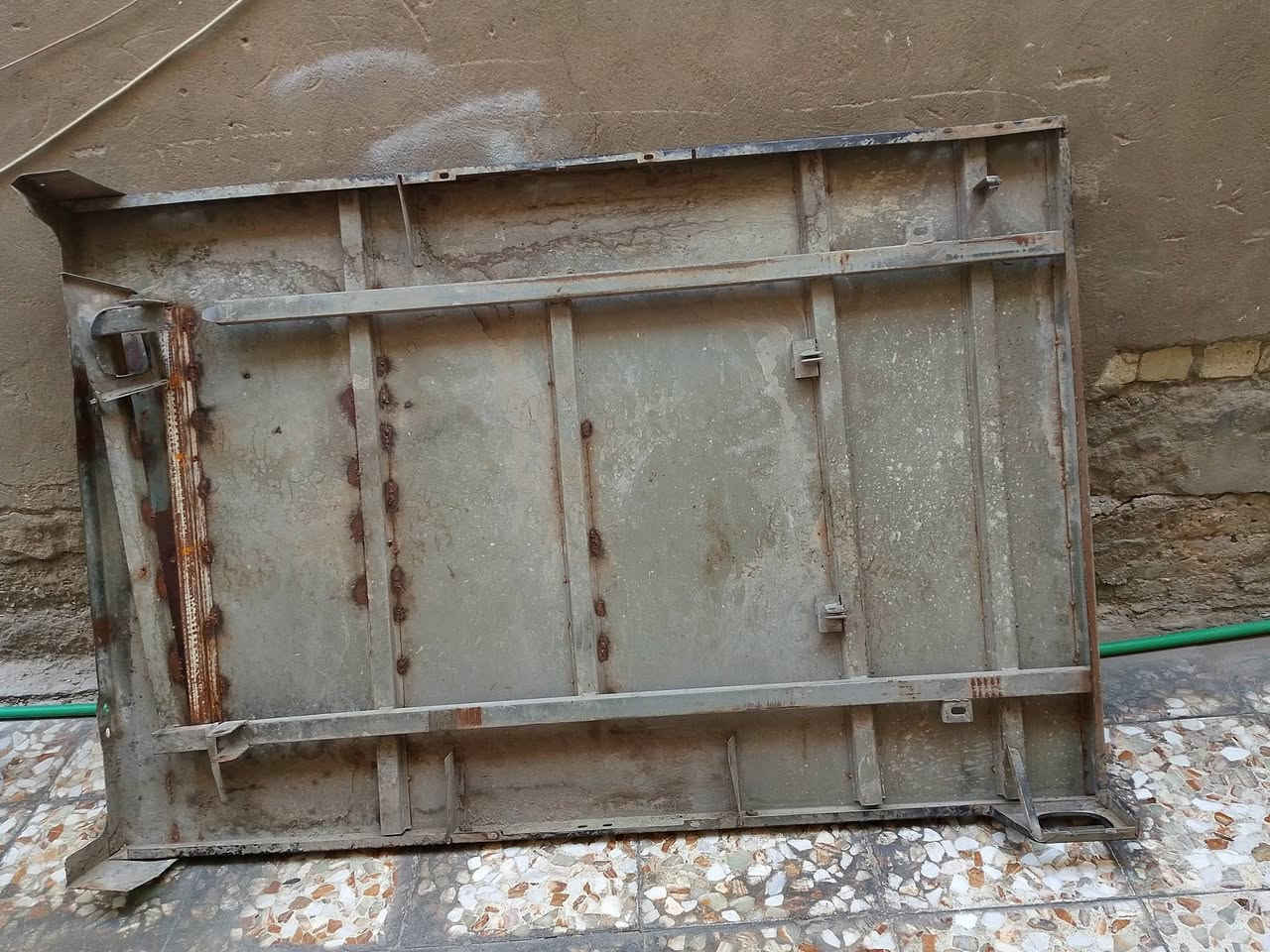 حصيرة ستوته جمره مال بلال نضيفه بحاله جيده بيها كسر موضح بالصوره *********** بغداد
