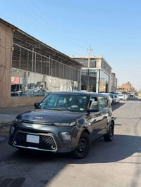 للبيع كيا صول موديل 2022 رقم بغداد  السياره لون فيلي  عداد السياره 68....