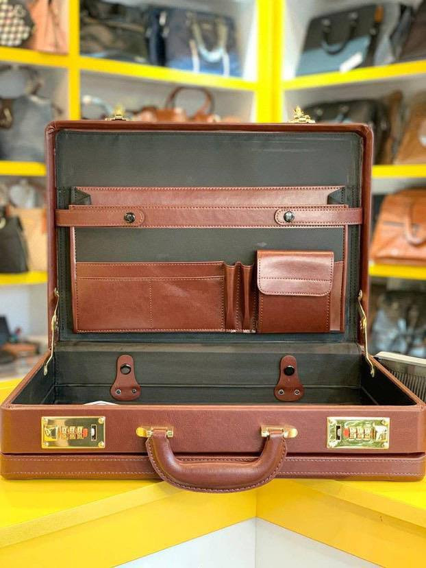 حقيبه دبلوماسية جلد
مصنوعه من جلد مقوى بمادة الألياف الكاربونية 
رمز سري


**إذا كنت صاحب هذا الإعلان وتريد حذفه لأي سبب، رجاءا أرسل رسالة إلى الدعم الفني**