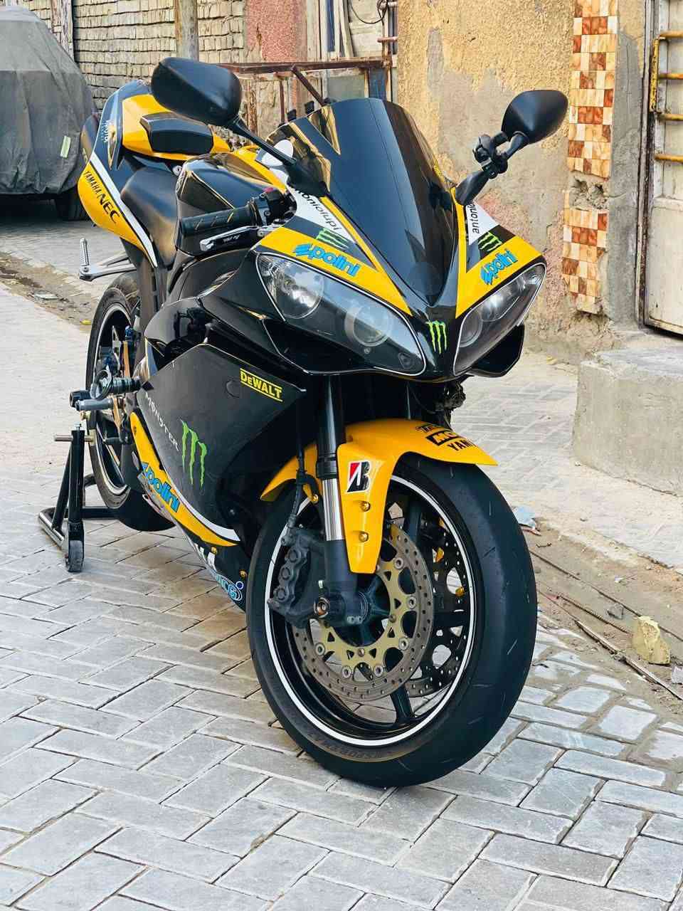 سلا عليكم مكلف بل نشر R1 1000 موديل 2008  نقصه كفر الأيسر طار  وبيه صوت عينه مال كلج وين ما تريد توديه تفحصه افحصه اذا تكلولك غير العينه ترجعه الدراجه الدراجه محركه ستوك مكفول بيه تزويد من اليابان حلو قليل  سعره 43ورقه وبيه مجال شي قليل رجاء مو شراي لا تتصل ***********
