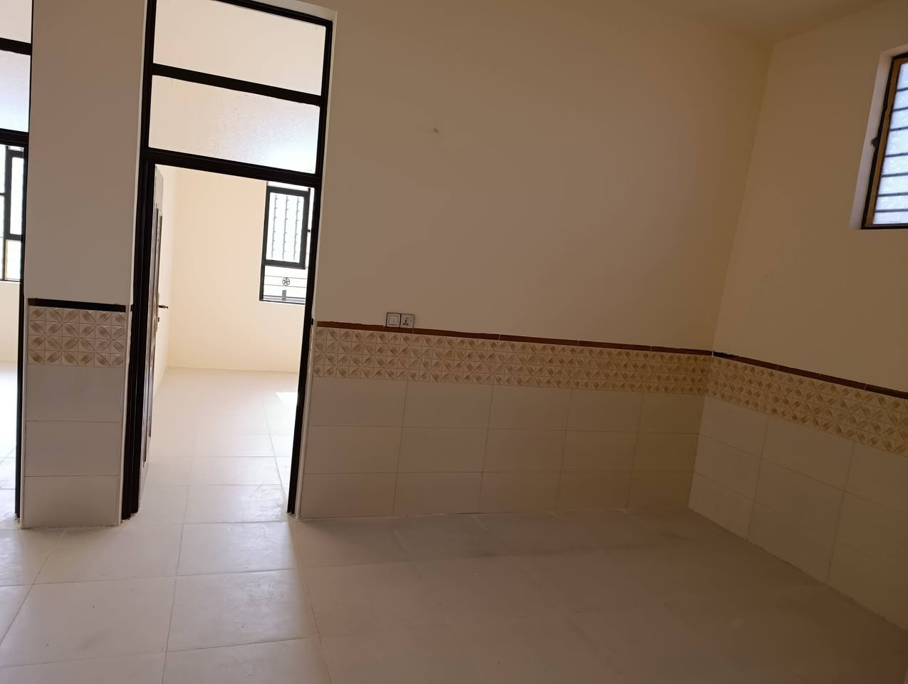 دار للبيع بناء حديث ما مسكون جديد المساحه ٢٠٠م واجه ١٠ يحتوي على غرفتين نوم صاله مبطخ إستقبال
المدائن منطقه بريجان ع شارع الرئيسي 
زراعي ١١٧ ماشيه معامله تتطويب 
للاستفسار الاتصال ***********
