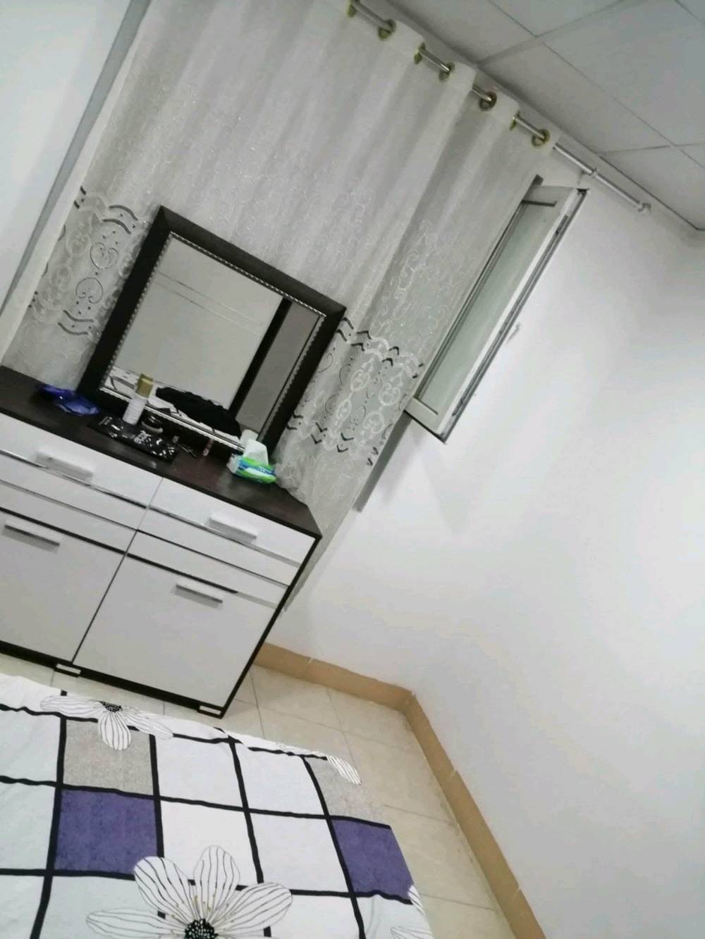 لبيع شقة ملك باسمي موثثة ضمن مجمع سكني قريب من فاملي سليمانية وشارع ٦٠ مجمع سكني كول شار غرفتين نوم وصالة ومطبخ واستقبال وحمامين غربي وشرقي وبالكون مجهزة ب سبالت عدد٢ وسقوف ثانوية وباب قاصة رئيسي كهرباء وطني فول سعر ٣٥٥ ورقة بي مجال مع معاملة للتفاهم هاتف *********** تحويل مباشر
