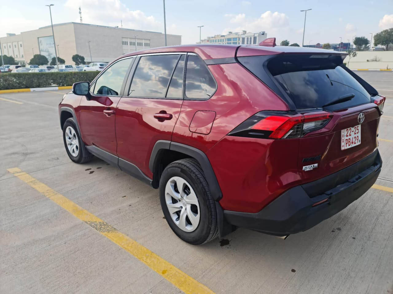 السلام عليكم للبيع 
راف 4 
موديل 2025 
الون ماروني 
الحادث فقط صندوق بدون دواخل بدون ايرباك 
مواصفات LE 
رادار 360 درجه 
كامره خلفيه 
تحكمات ستيرن 
شاشه كبيره 
ماشيه 21 الف mil 
السعر 230 و بيها مجال 
العنوان : اربيل 
للاستفسار: *********** 
*********** أربيل, العراق
