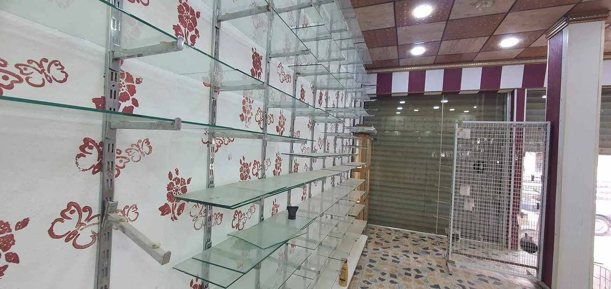 الاسـ. ـعار بنصف سعــ. ــر الجديد وأقل
وتوصيل داخل النجف 
ديكور محل كامل وجاهز 
ــ سكك +اذرعه +رفوف جام 
ــ فاترينيات المنيوم
ــ ميز المنيوم
ــ سقوف تايل +اناره داخليه (بروجكترات احمر  فوگ السقوف) 
ــ عارضة هوكات  1×2 متر 
ــ منظومة كاميرات 
الاغراض كلها شبه جديده
*********** 
***********
نجف/ناحية الحرية
