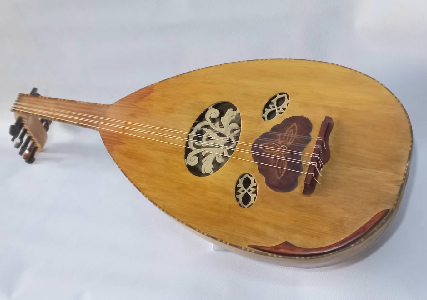 عود سوري قديم للبيع سعرة 150 الف هذا رقمي وبي واتساب *********** مكاني بغداد/ البياع (يوجد توصيل بغداد والمحافظات )
