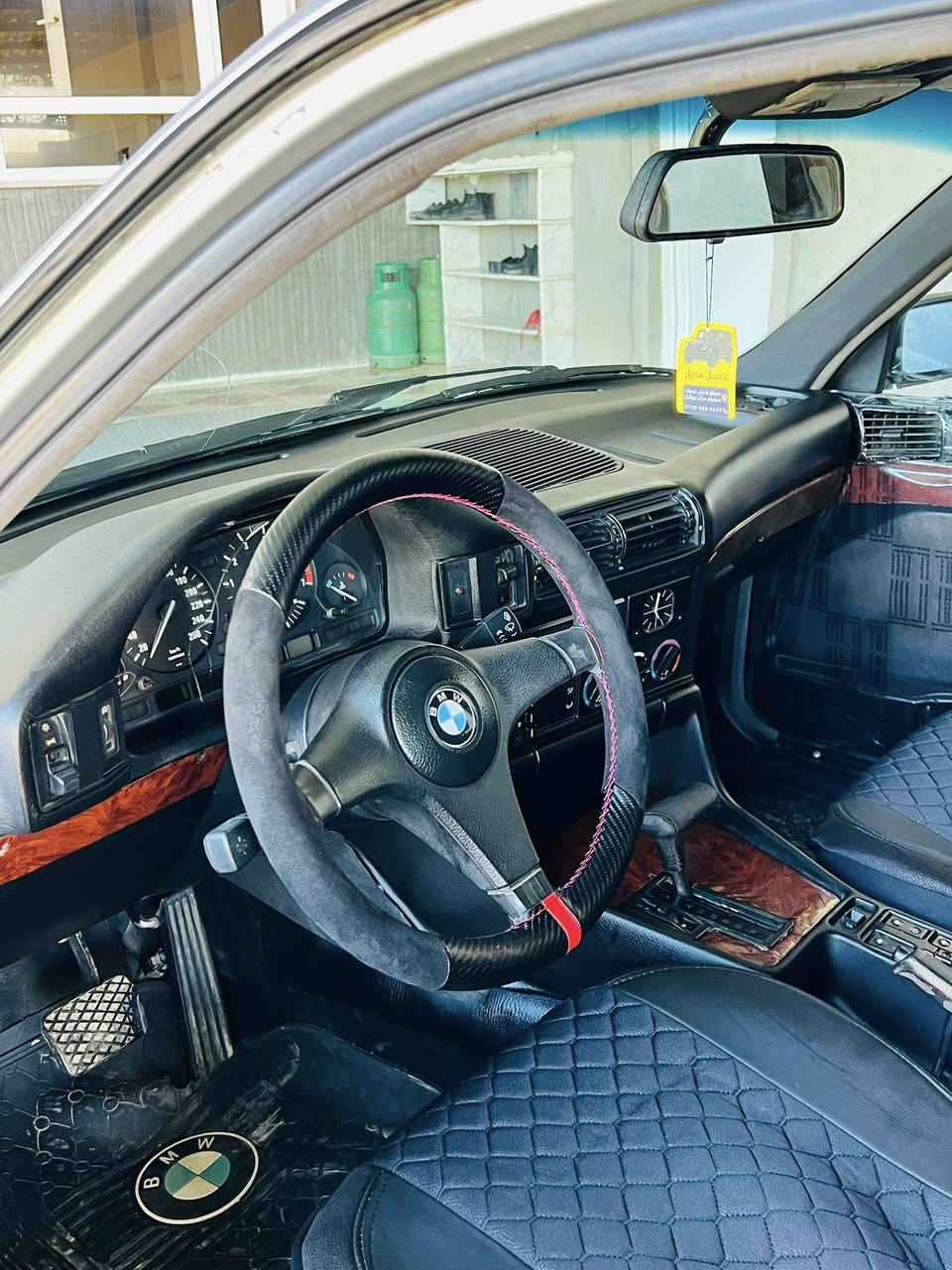 BMW 1991 525Ai
فول مواصفات 
سلايد ته بريت
چوار جام كارابي
لايت ئلقه پئش گه وره 
ده عامي M
سبوغ عامه لؤجواني 
جه مپه كي پشتي هه يه 
پئشي كه پسه 
ته خم پئشي هه موي تازه گؤريه 
10وه ره قه ونيو غرامه ي له سه ره 
دواي معامه له ده تده مه وه
ته عويل وه كاله به شه رت 
گئرو مه كينه به شه رت 
***********
