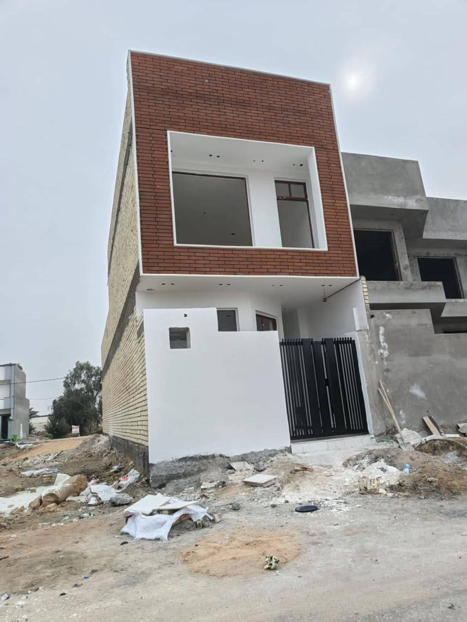 بيت للبيع
المساحه ١٠٠م طابقين بناء حديث درجه اولى
~~~~~~~~~~~~~~~~~~~~~~~~~~~~~~
زراعي سند ٢٥ 
كافه الخدمات ماء كهرباء تبليط 

««في شارع كربلاء قرب مول اهل الخير 
يبعد عن شارع كربلاء العام ٢٥٠متر 

//يحتوي على غرفتين غرفه جوه وغرفه فوك

∆∆يتوفر كافه الخدمات وايضا توجد عروض متنوعه اليحب يراجع عقارات ديباج∆∆∆∆

[مكتب ديباج للعقار مستعدون للكافه الترويج وتصوير العقارات] 

[] ***********[]
