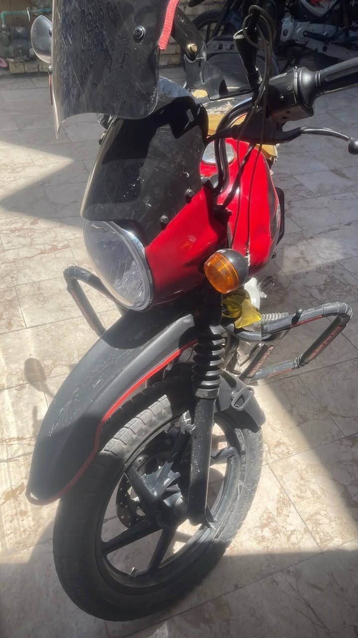 سلام عليكم دراجه بوكسر مويدل 21 شهر 12 يعني 22 رقم واصط مشروع وطني وين متريد تحول د دراجه محرك مكفول كهربايات كله شغاله ما نقصه شي تخم تاير تحويل شوكت ما تريد سعر  مليون و 700 وبيه مجال تجي تفحص وتروح  مكان بغداد الحبيبيه اني مكلف بل نشر هاذ رقم راعيه وباقي تفاصيل يمه جبلي دراجه يرادله جاملغ وكشن ترجع تخبل مخرك اول فتح اله تجفيت شركه محرك ما ينسمع ***********
