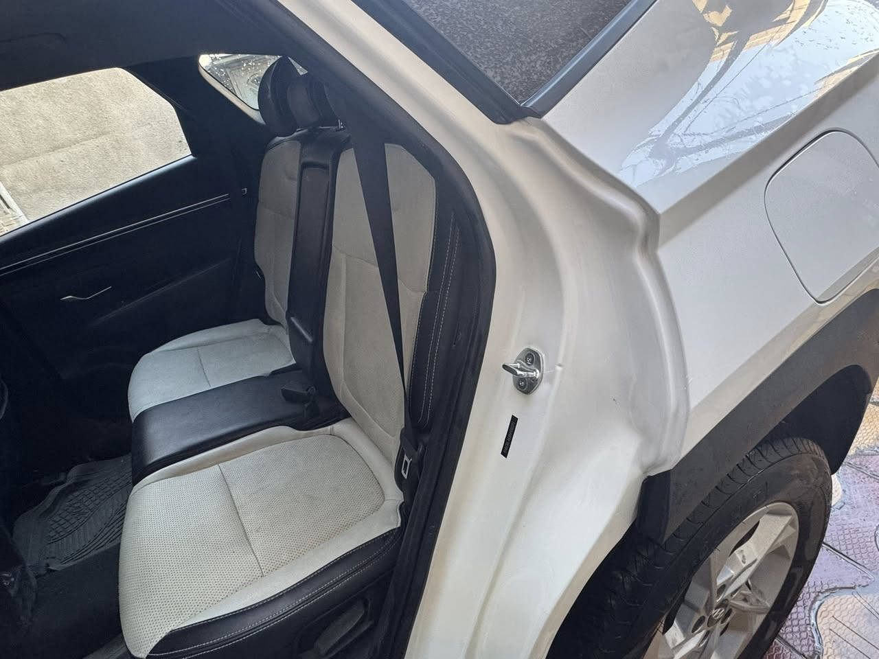 سلام عليكم توسان ٢٢ أمريكي بيه باب الخلفي صبغ ايريك سليم ماشيه ٦٨كم مكينة 2500Gtسعره 180 الرقم ***********
