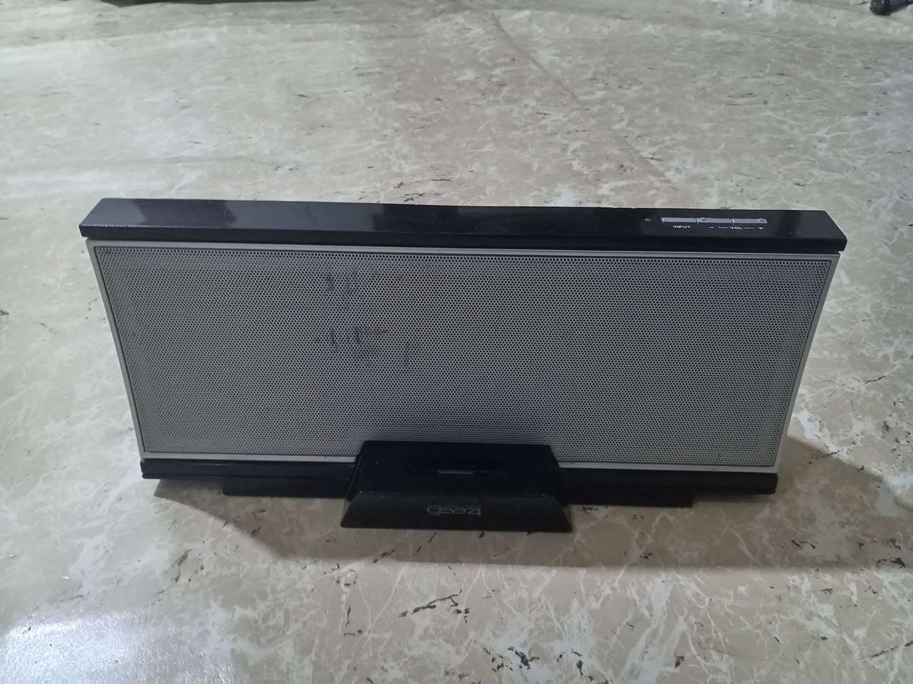 سبيكر يعمل على محولة 24 فولت المرفقة معه
 به عدة منافذ كما موجودة في ظهرهه
صوت عالي جداً

الجهاز ثقيل الوزن وكبير الحجم
الطول 40 سم
الإرتفاع 18 سم

يعمل على الموبايل بواسطة الأواكس
ويوجد به في المقدمة منفذ آيبود

السعر 40 ألف
يوجد توصيل


**إذا كنت صاحب هذا الإعلان وتريد حذفه لأي سبب، رجاءا أرسل رسالة إلى الدعم الفني**