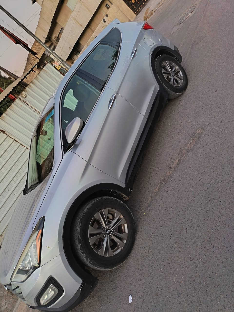 للبيع هيونداي سنتافي 2015 وارد أمريكا، نظافة فوق الممتازة ماشية ٦٩ الف ميل 
المواصفات:
محرك 2.4 جي دي اي اقتصادي ونشيط
تبريد 3 قطع 
تحكم مال الستيرن من جهتين
كاميرا خلفية
نظام ECO اقتصادي بالوقود
سايد بريك قدم
الحادث مرفق بالصور فقط شباك وشوية من البنيد
البنيد جان جارد وانصبغ والصورة موجودة قبل الصبغ
بيها صبغ بالكنر مال باب الأمامي والخلفي وموضح بالفديو.. السعر ١٣٨.. للاستفسار الاتصال على الرقم ***********
