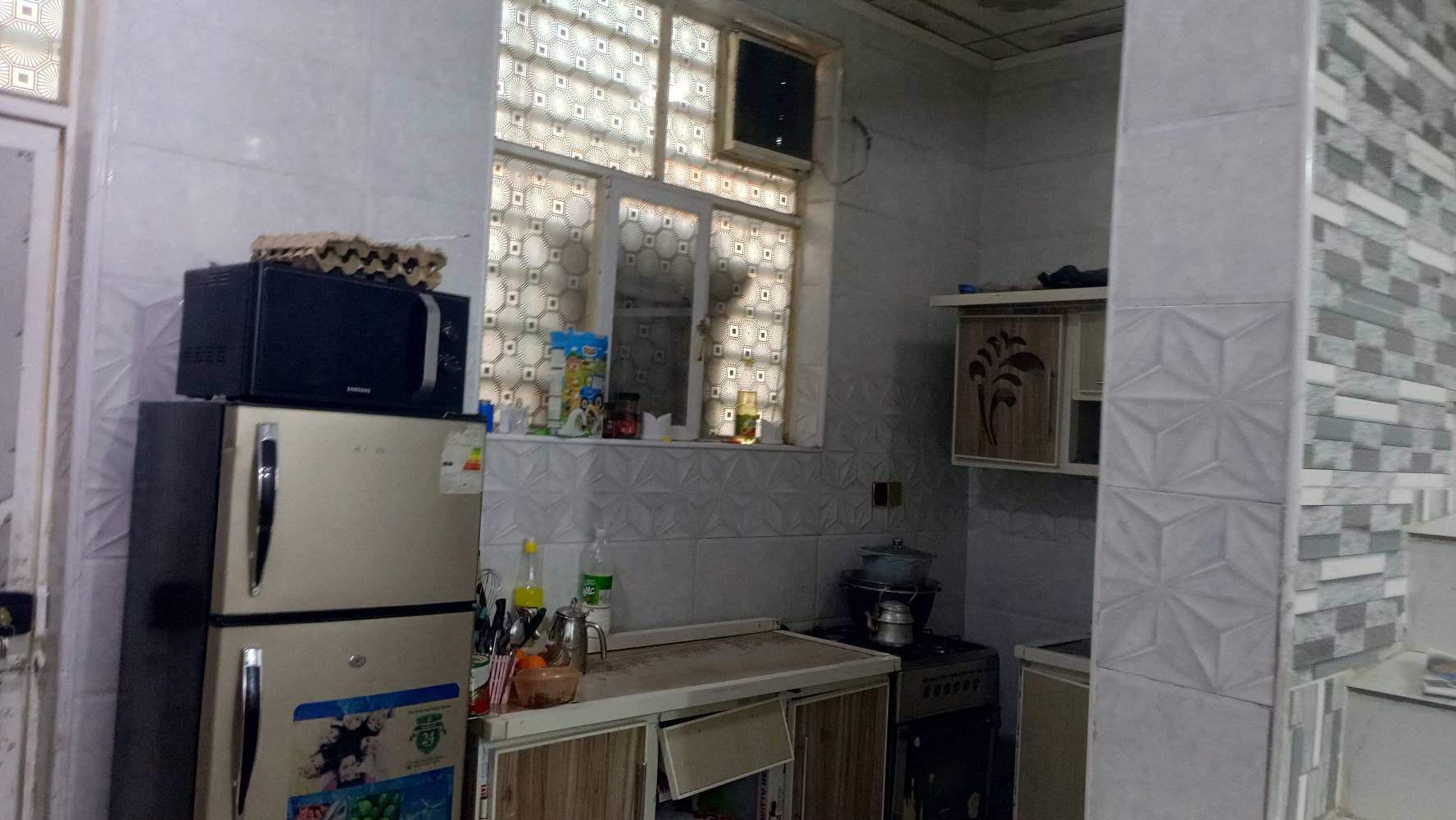 بيت للبيع المساحة ٥٠ متر متكون من غرفة وصاله ومطبخ شغل درجة اولى صب كونكريت مركزي طابوق جمهوري البيت كلة تسعة انج سيراميك ايراني درجة اولى بيت متكامل مابي اي نقص موقعة بل شارع الي مقابل الجسر الي يعبر من شارع كربلاء إلى شارع الصب الي يروح للمطار خلف اسواق تلعفر من الشارع العام لحد باب البيت تبليط وبلاجكتورات السعر    ٢٥.٥٠٠ خمسة وعشرين ونص وبي مجال هاتف *********** نجف علما العقار مشمول بقرار التطويب سند ٢٥ ويوجد سوق وكل ماتحتاجه العائة
