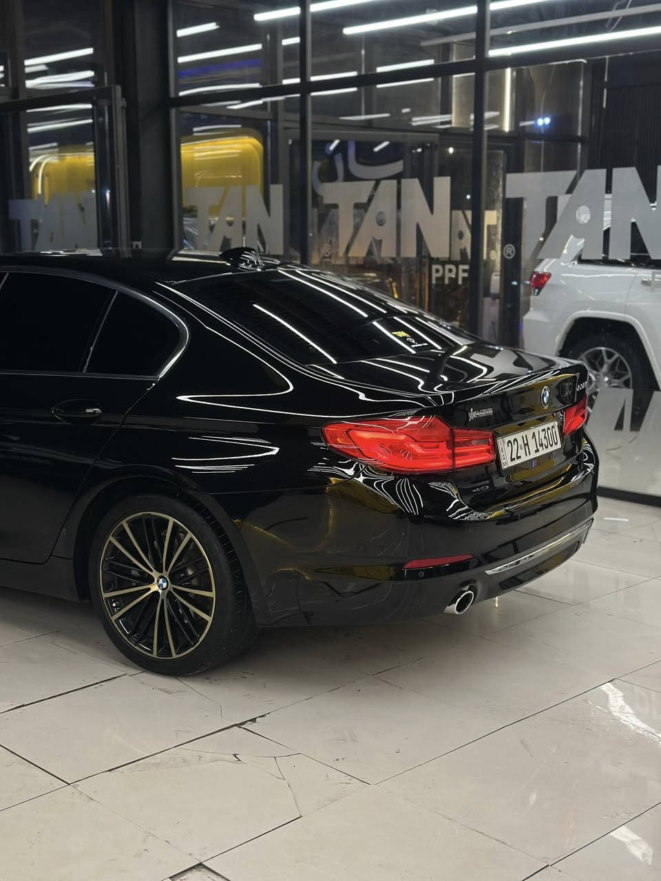 Bmw 530i وكالة العروش
موديل 2020 ( luxury line ) رقم مميز 
بدون ضربة بدون صبغ فقط شخوط بالدعامية بسيطة 
محرك السيارة 4 سلندر توين بور تربو بسعة 2.0L 
المسافة المقطوعة 75,000 الف ميل 
السيارة فول مواصفات 
اضاءة LED 
حساسات 360 
كامرات 360 
خمس بردات 
ابواب شفط 
دخول ذكي 
نقاط عمياء 
فتحة سقف 
ويل اصدار خاص بشركة العروش 
السيارة مثالية ميكانيكيا 
الداخلية نظيفة جداً 
مقاعد جلد 
تحكمات ستيرن
ستيرن جلد 
شاشة 
اضاءة داخلية بيانو 
نظام صوتي هارمن كأردن 
انظمة قيادة 
مساعدة على الاصطفاف 
بصمتين ( بصمة تحكم كبيرة ) 
للتواصل على الواتساب ***********
