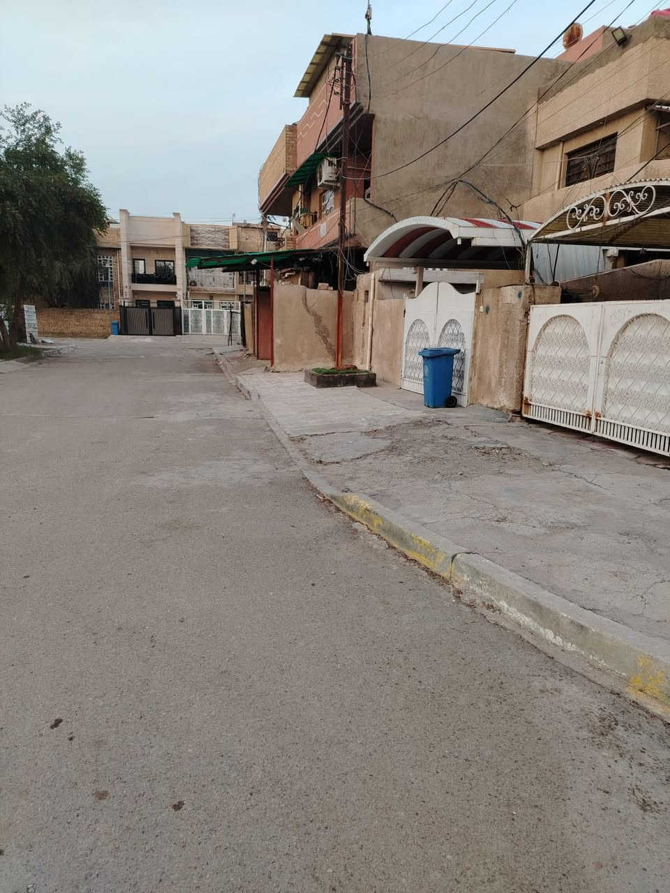 يالله.  دار بناء الفينات نظيف مساحة ١٥٠ م. طابقين يحتوي علئ مدخلين صالة ومطبخ وحولي و٣ غرف نوم وخدمات عدد ٢ موقع مميز    يقع في بغداد شهداء السيدية فرع مطعم برهومي خلف الشارع التجاري يقع الدار على ٣ مداخل ( افرع )  حرف T وامام الدار فرع  للاستفسار عن السعر الاتصال على ارقام المكتب.    *********** او.    ***********                          مكتب.  ركن الحافظ للعقار.
